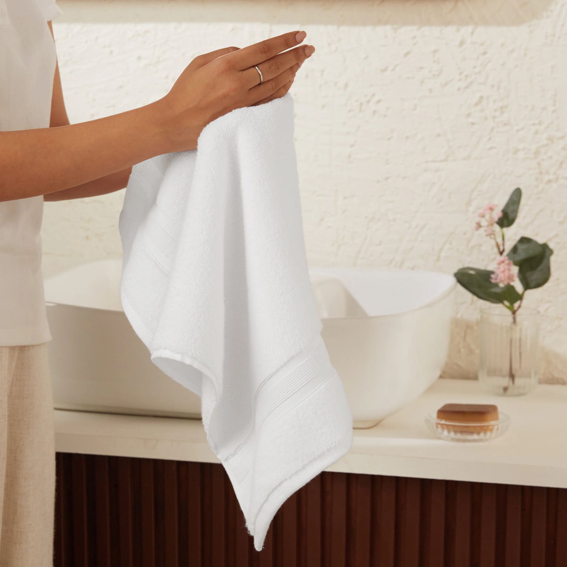 Solid Dyed 550 GSM 100% Cotton Optical White Hand Towel | Pelushe