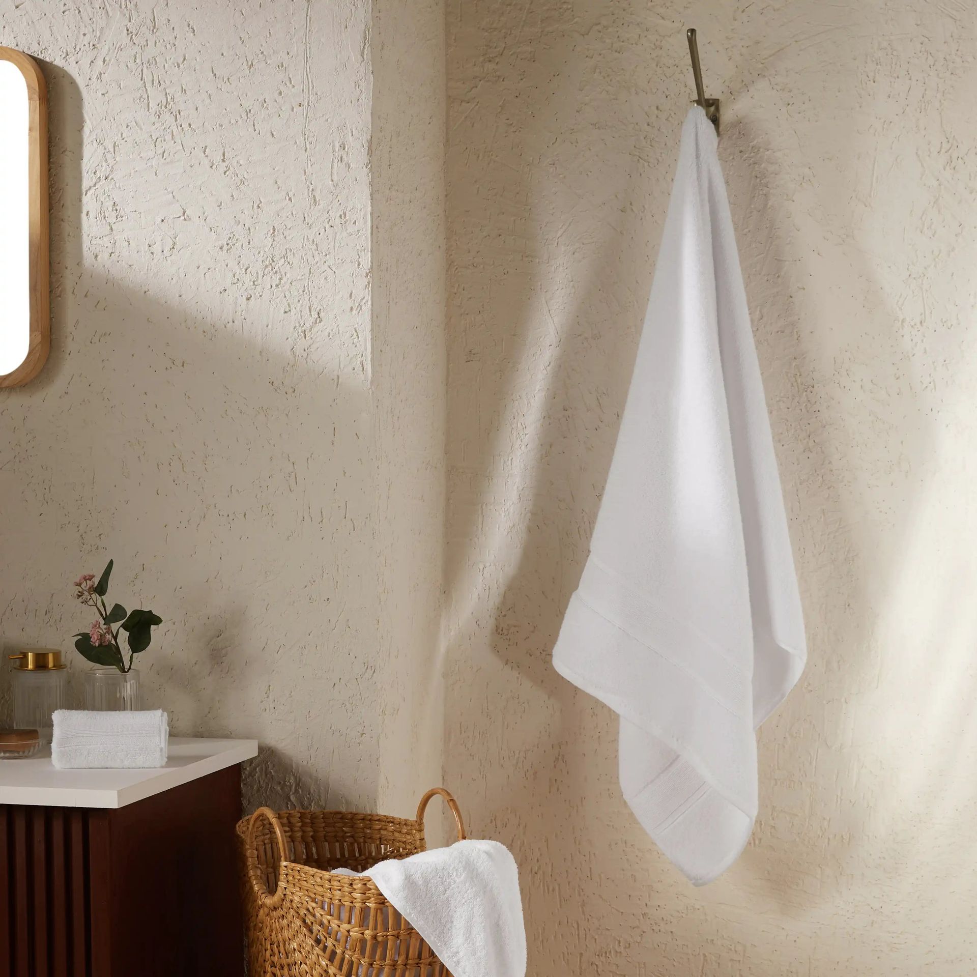 Solid Dyed 550 GSM 100% Cotton Optical White Bath Towel | Pelushe