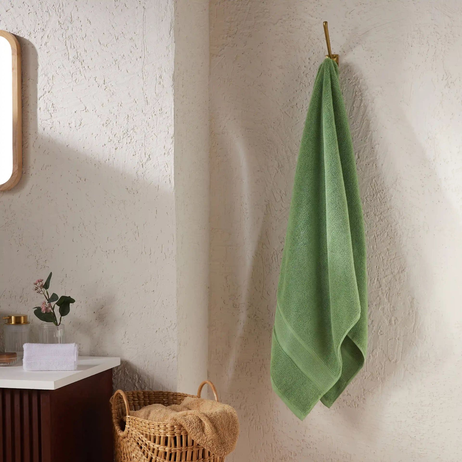 Solid Dyed 550 GSM 100% Cotton Forest Green Bath Towel | Pelushe