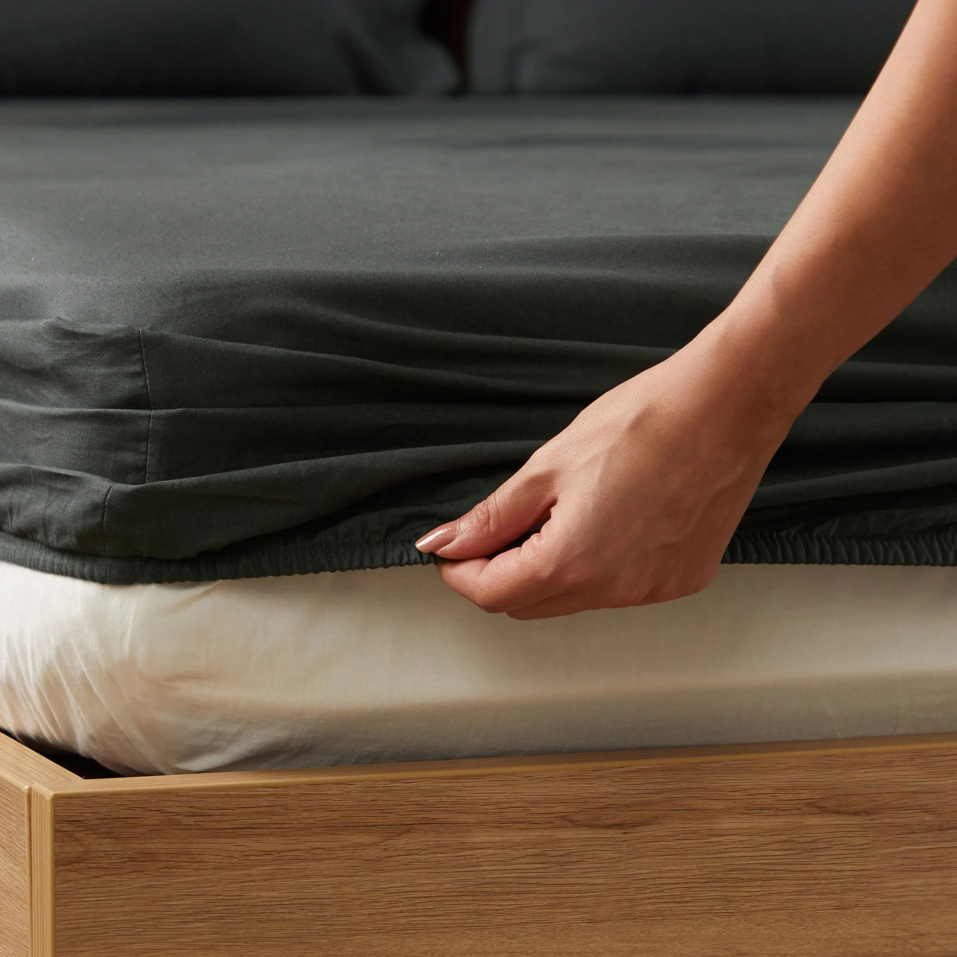 Solid Dyed 144 TC 100% Cotton Dark Grey Queen Fitted Sheet Set | Paleto