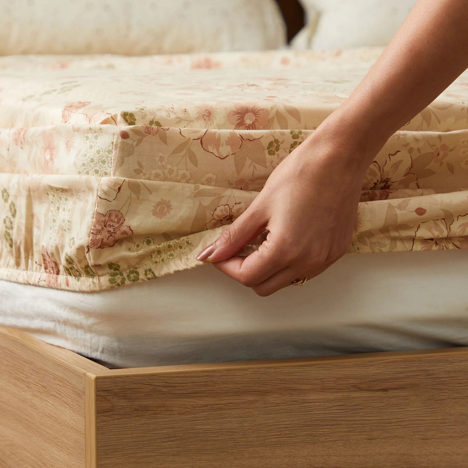 Floral Geometric 144 TC 100% Cotton Beige Queen Fitted Sheet Set | Mishella
