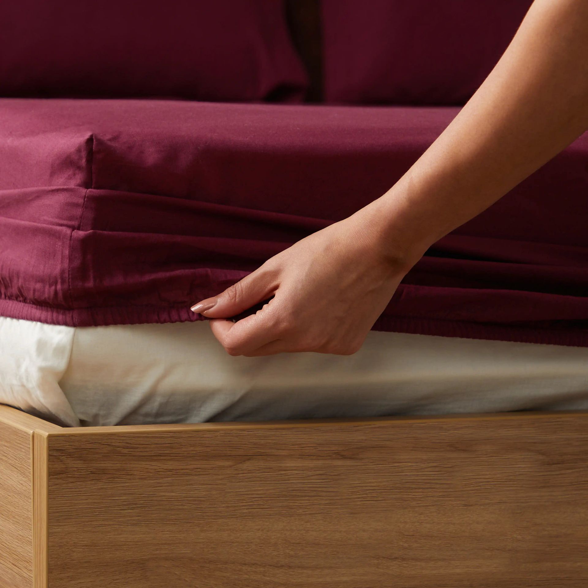 Solid Dyed 144 TC 100% Cotton Windsor Wine King Fitted Sheet Set | Paleto