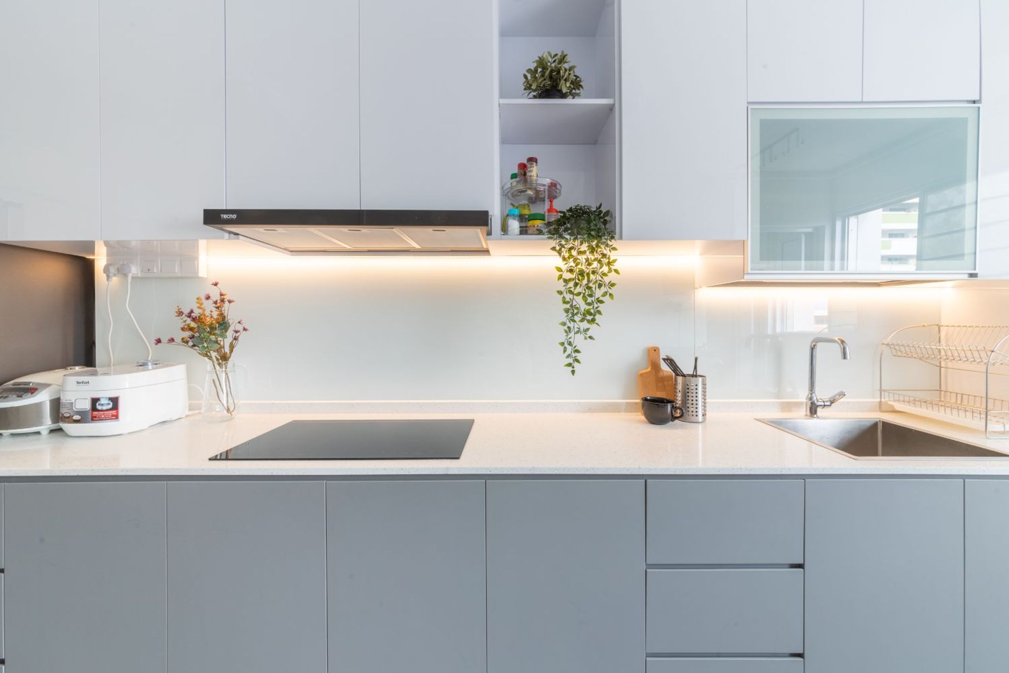 White High-Gloss Ceramic Kitchen Tile Design | Livspace