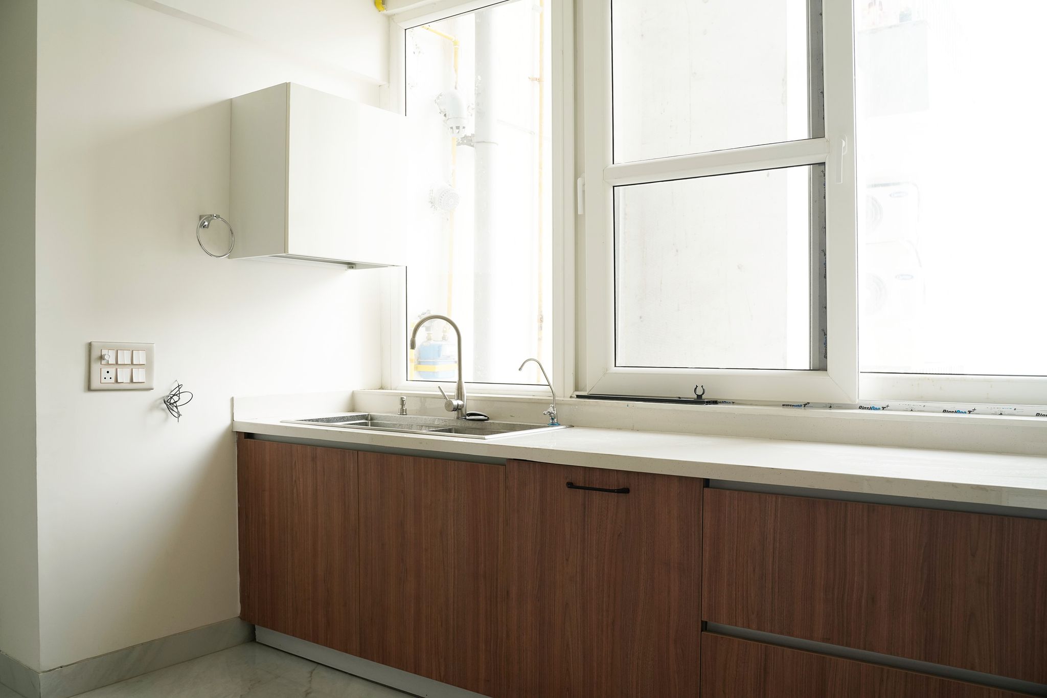 Suede Finish Contemporary U-Shaped Kitchen Design with Quartz ...