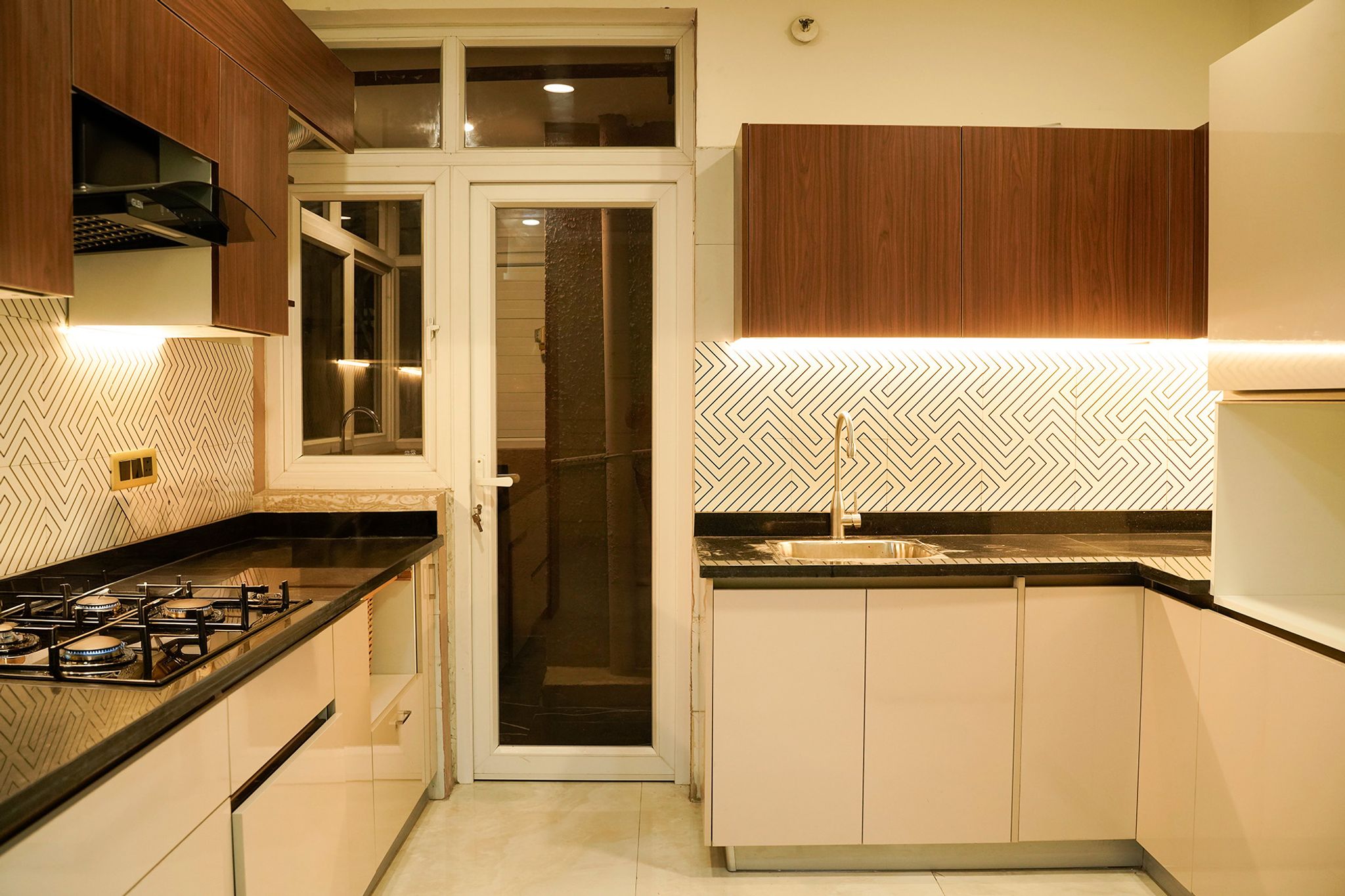 Modern L-Shaped Kitchen Design with Patterned Backsplash and Pull-Out ...