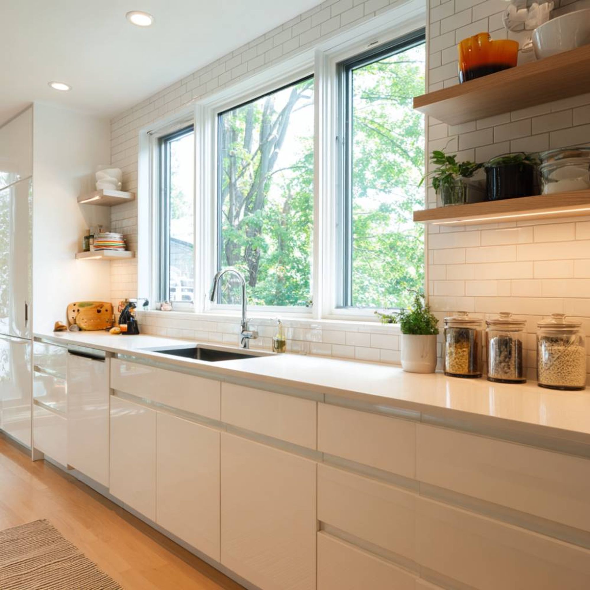 White Modern Open Kitchen Design with Glossy Cabinets and Quartz ...