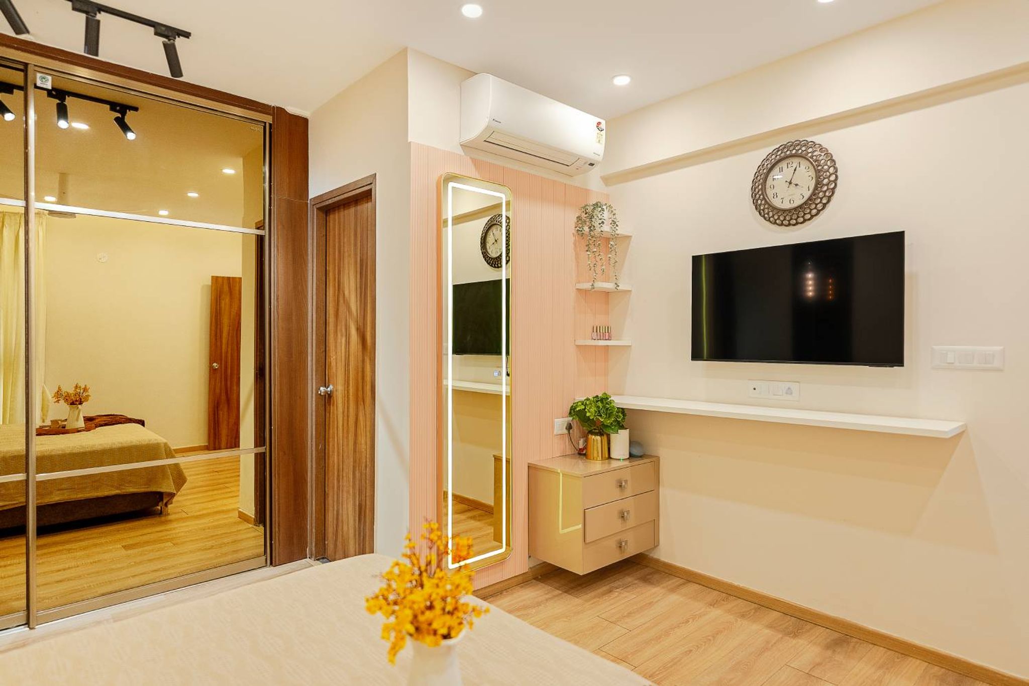 Master Bedroom Design With Modern Mirrored Wardrobe and Padded ...