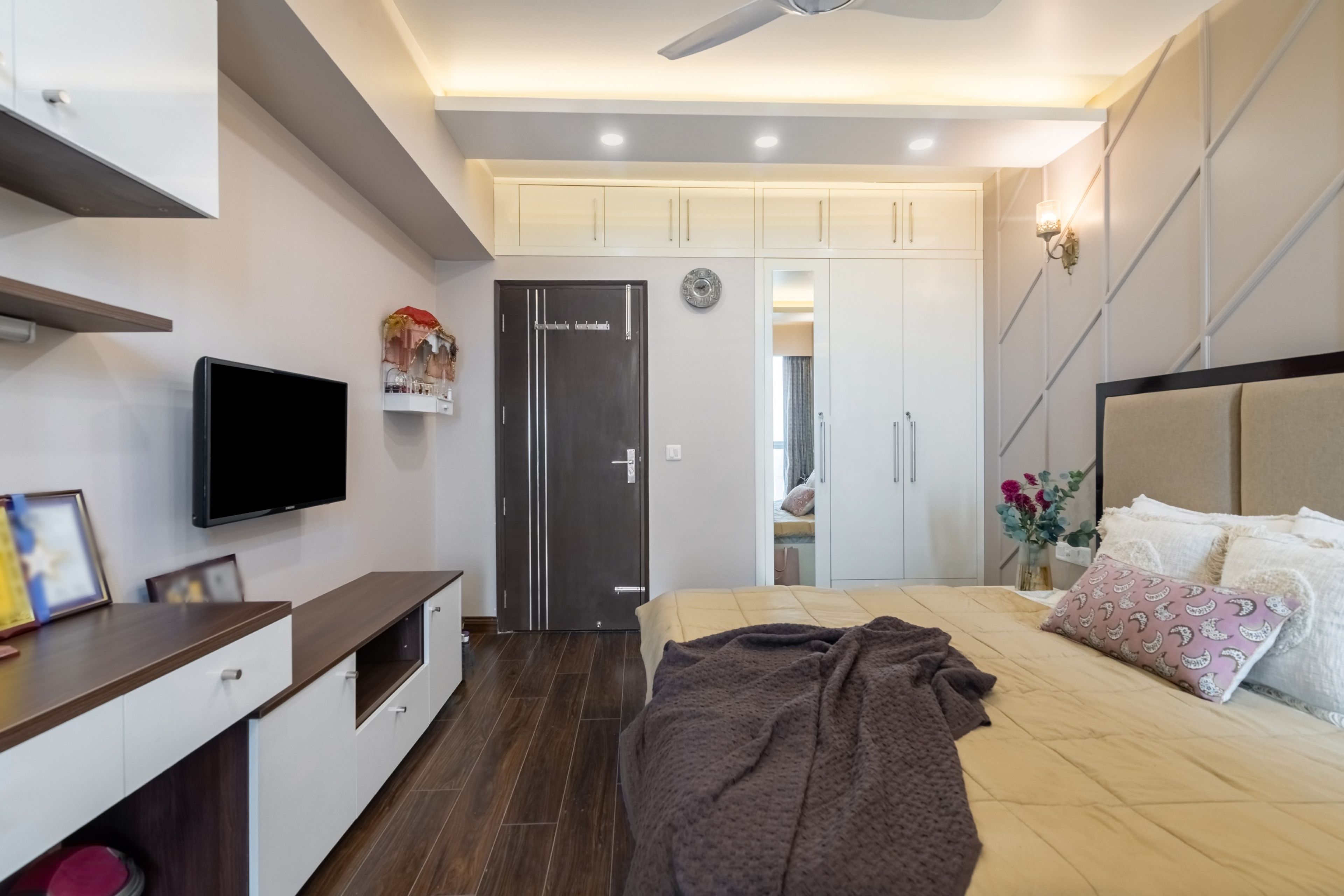 Spacious Parallel Drop Down False Ceiling With Cove Lights - Livspace