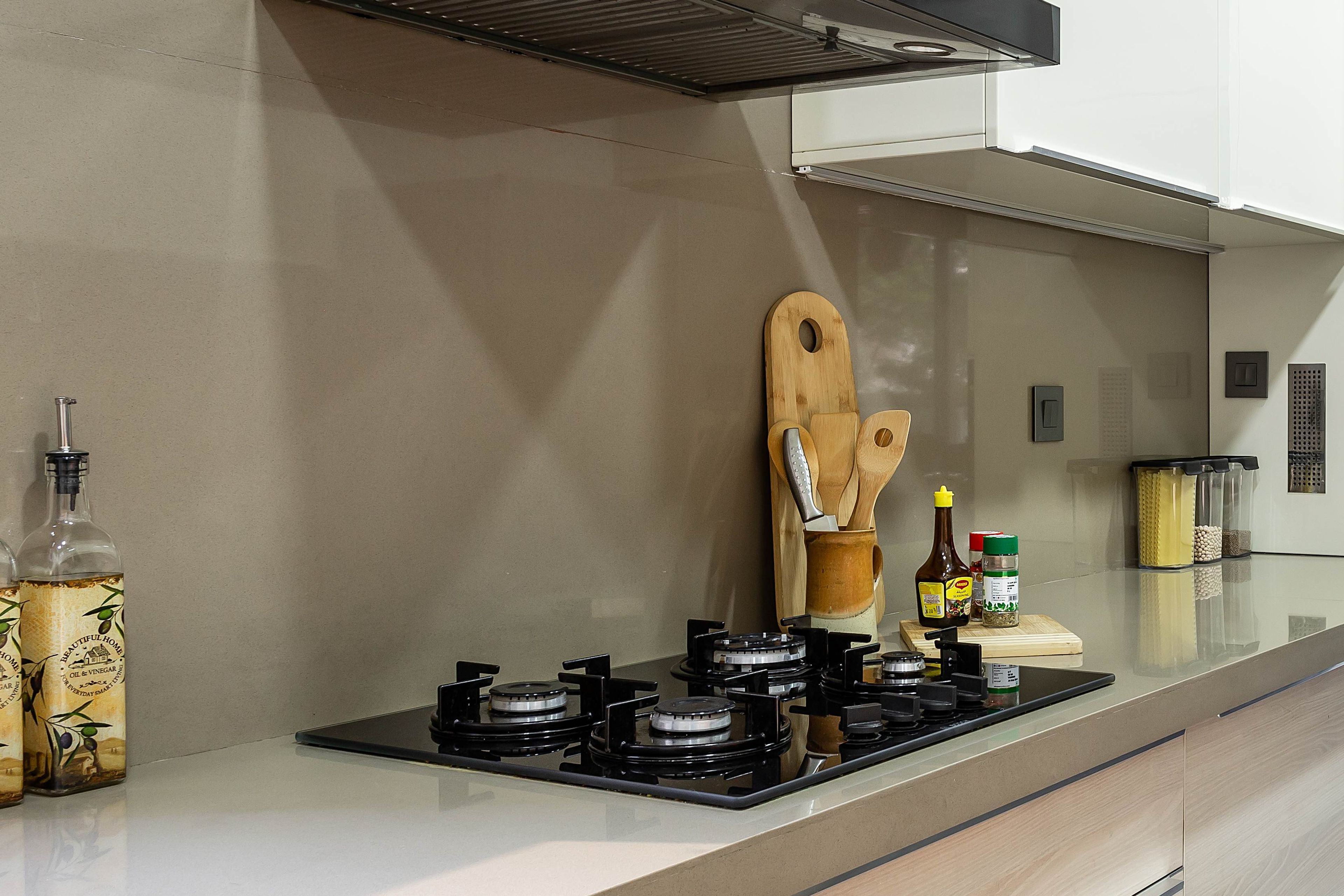 Low-Maintenance Kitchen Tile Design WIth A Modern Glossy Finish