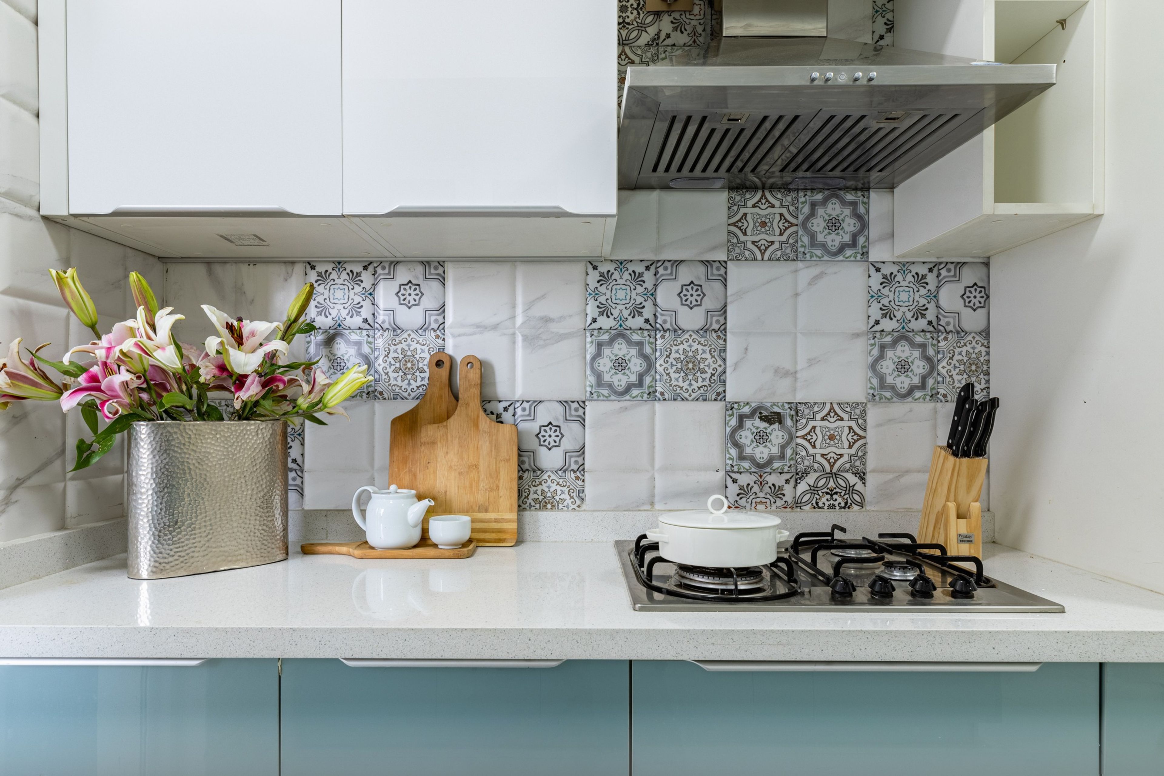 Contemporary Kitchen Tile Design With Patterned White Tiles