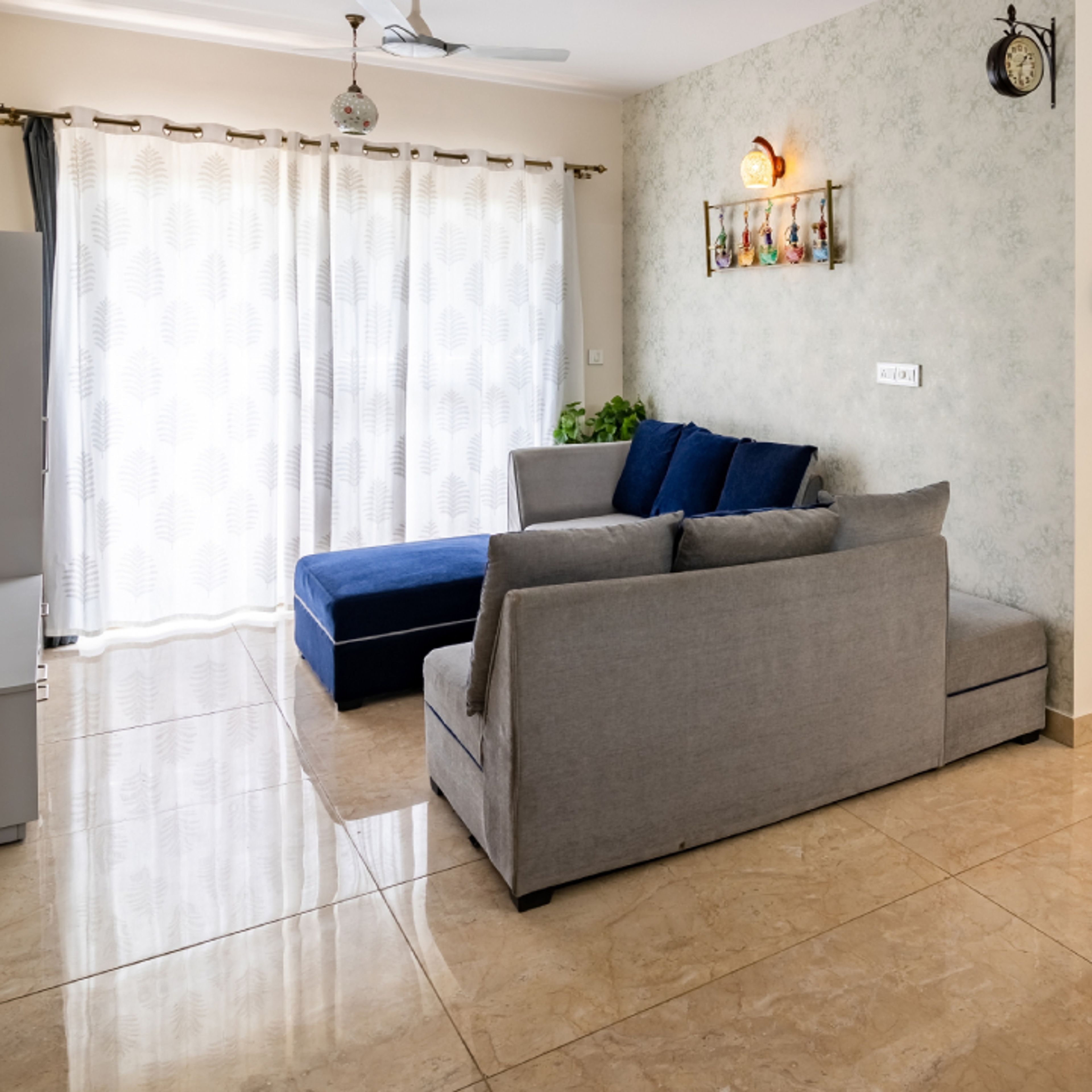 Modern Warm-Toned Living Room Tile Design