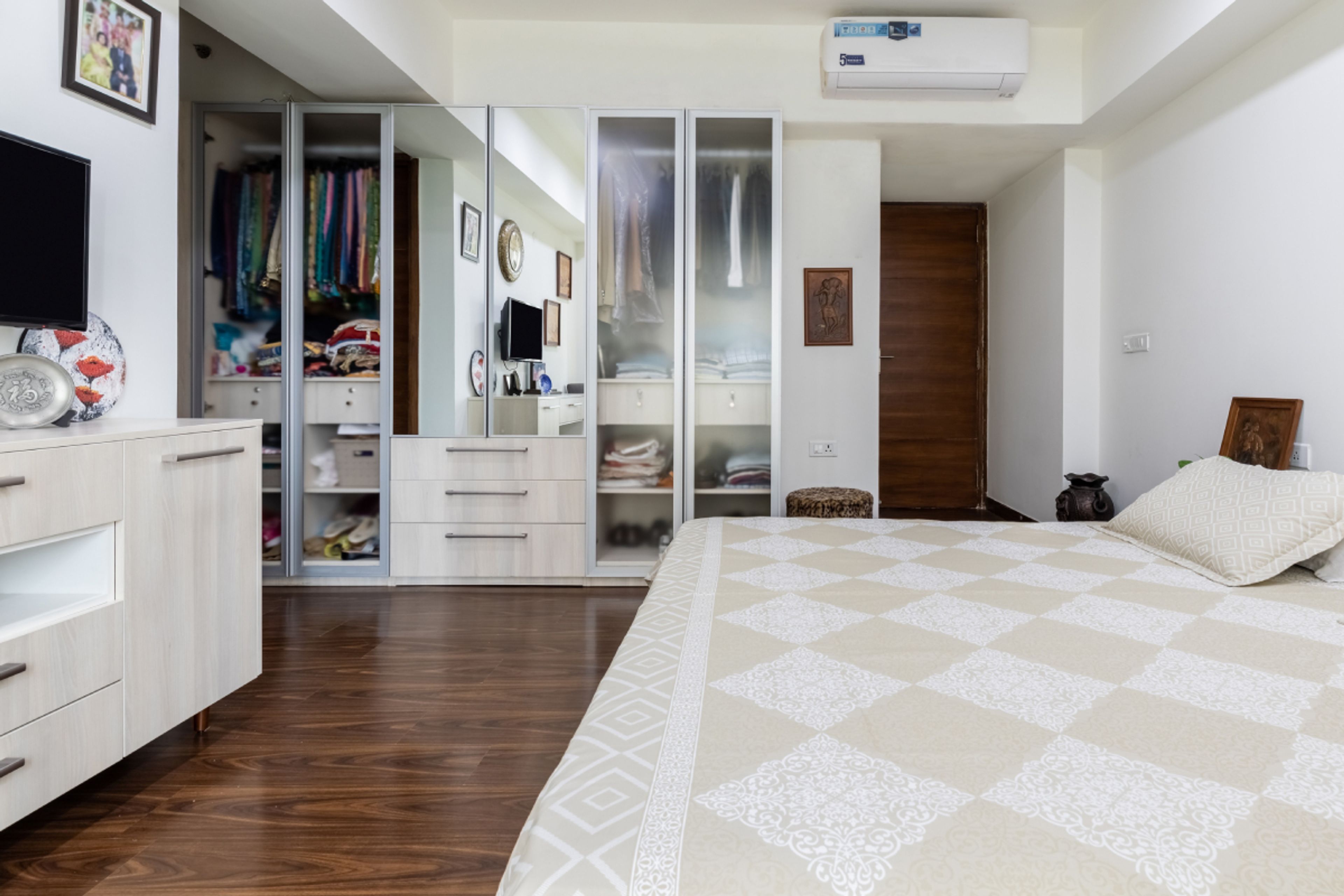 Dark Wooden Bedroom Tiles Design