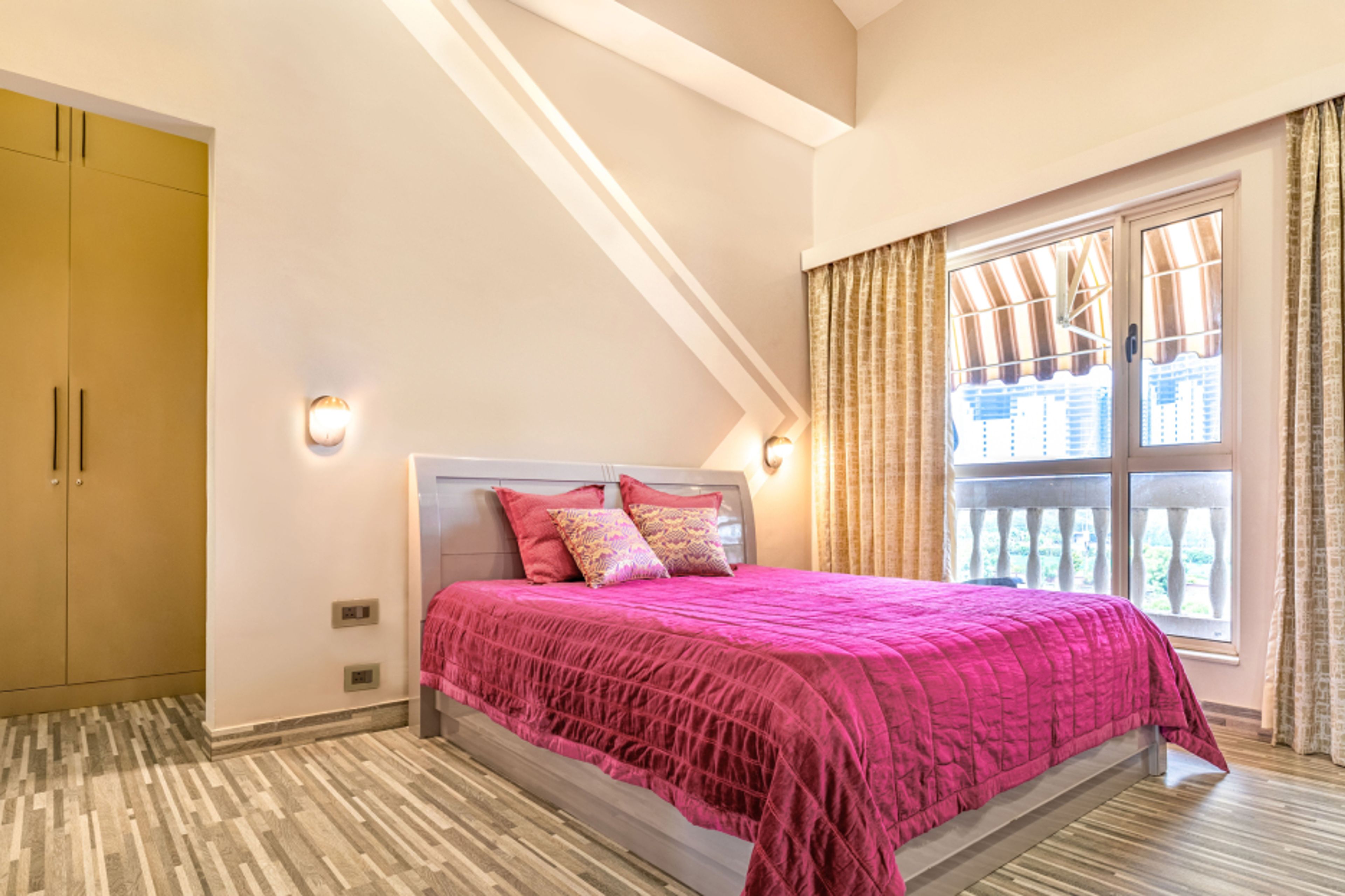 Cream Wall Paint With White Details - Livspace