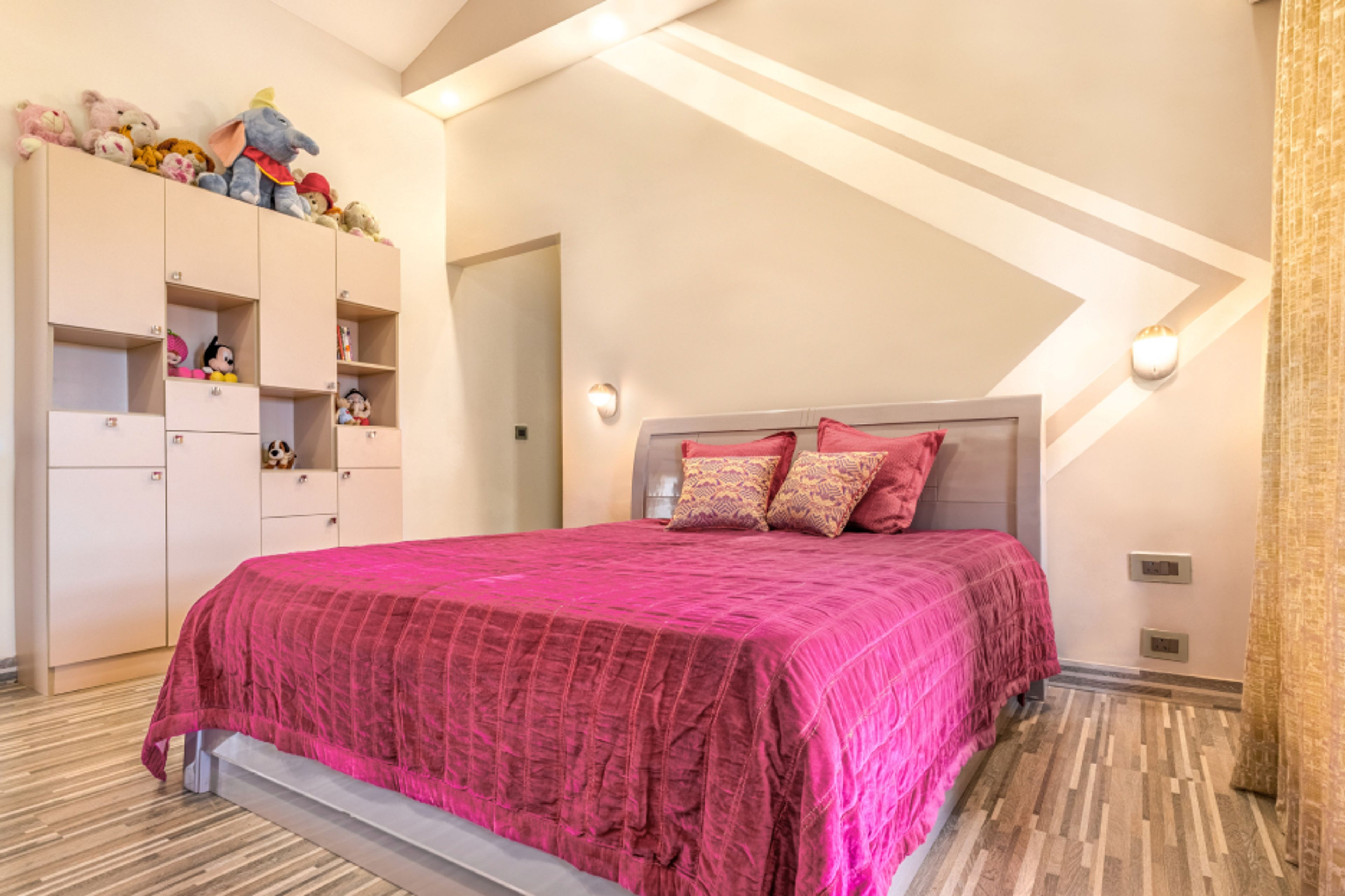 Cream Wall Paint With White Details - Livspace