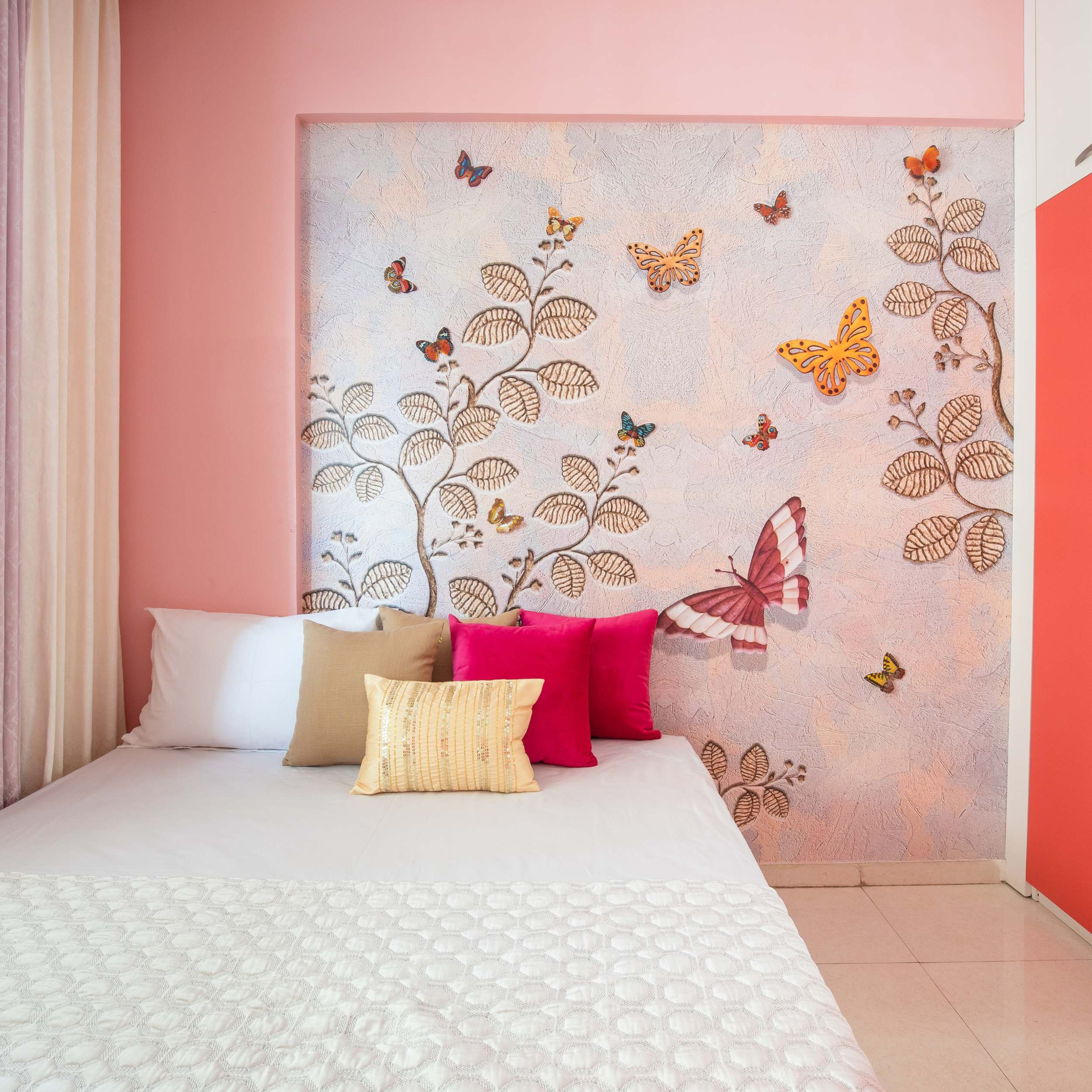 Modern Bedroom Wallpaper With A Lively Design