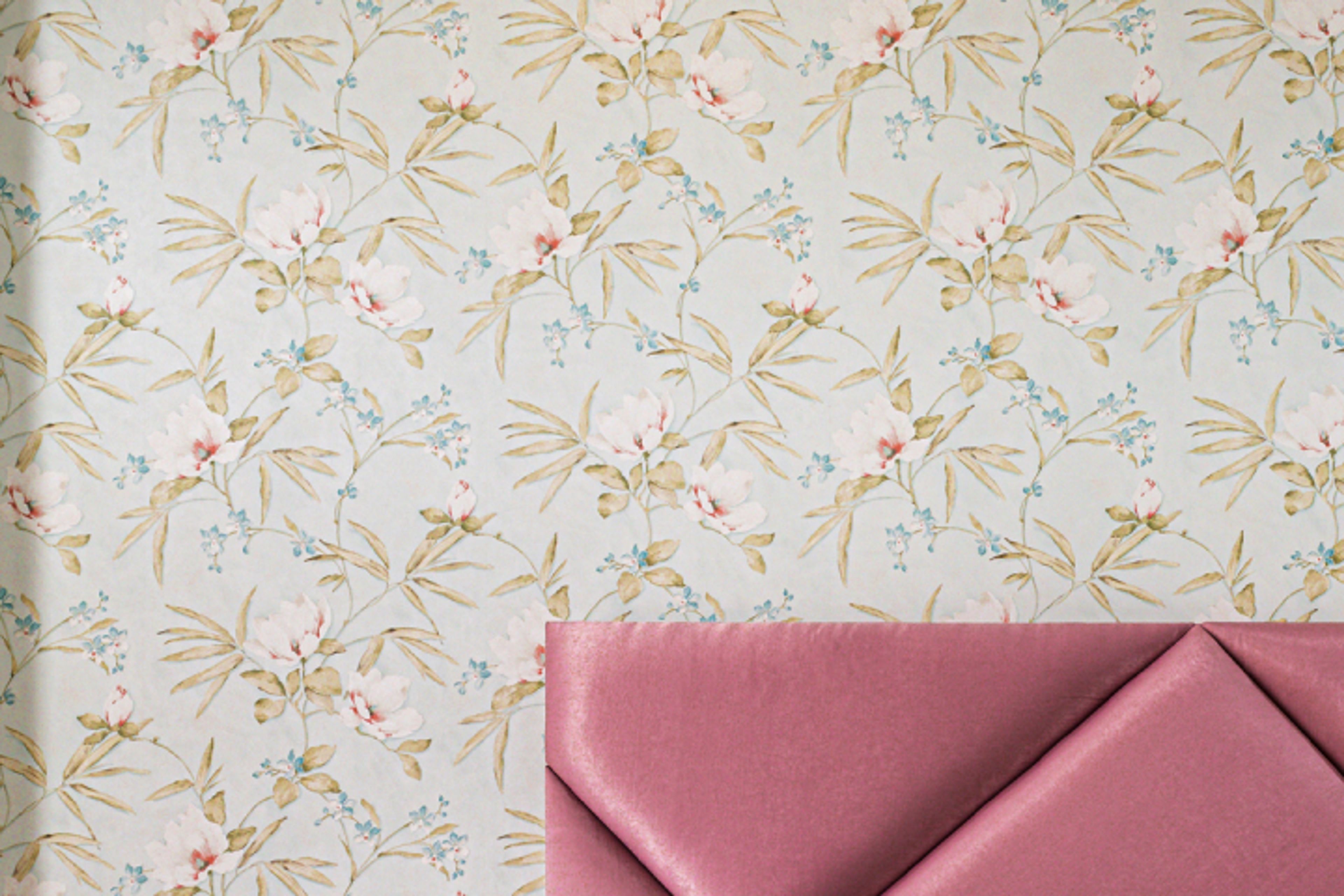 Contemporary Bedroom Wallpaper Design WIth A Floral Pattern