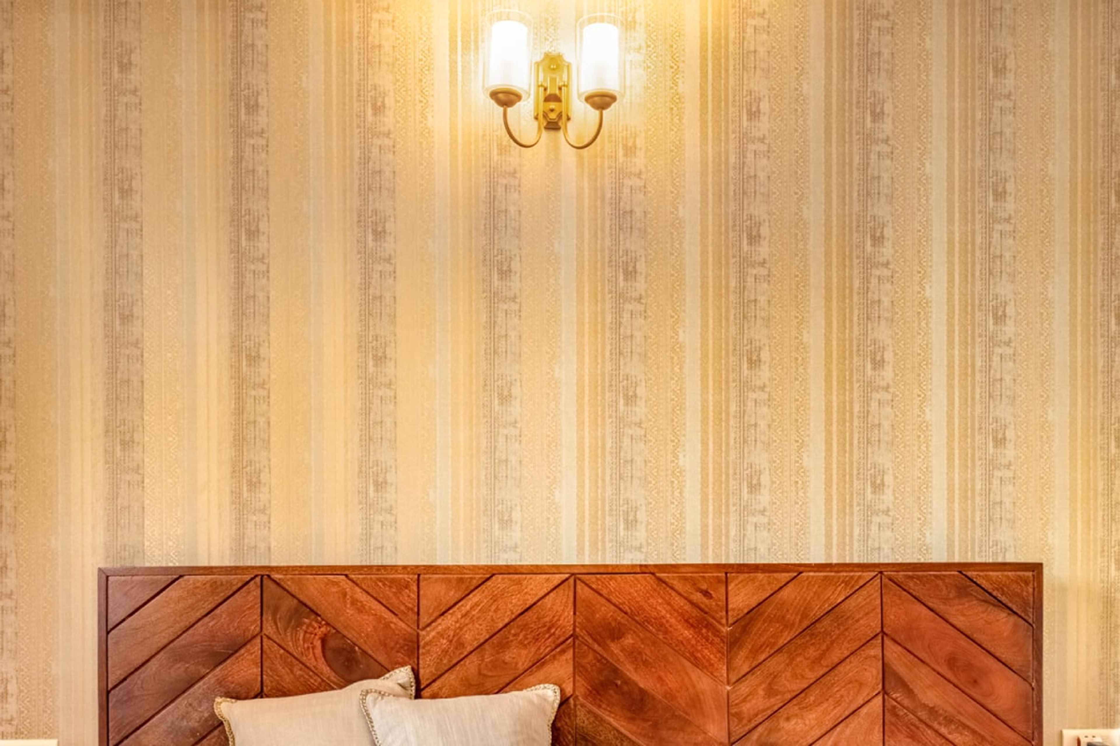 Modern Beige Bedroom Wallpaper With Vertical Grains