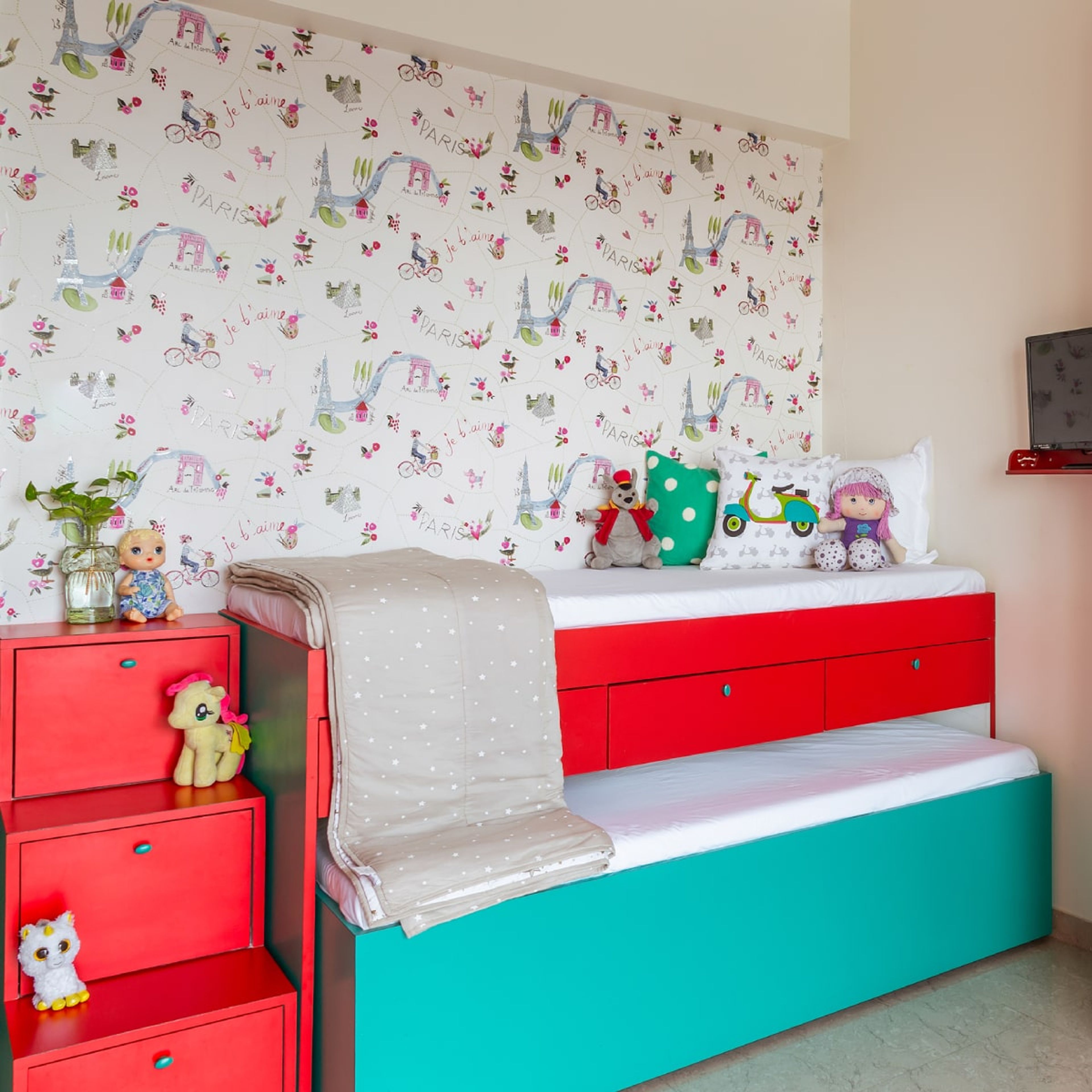 Bright Red And Green Bedroom Wallpaper - Livspace