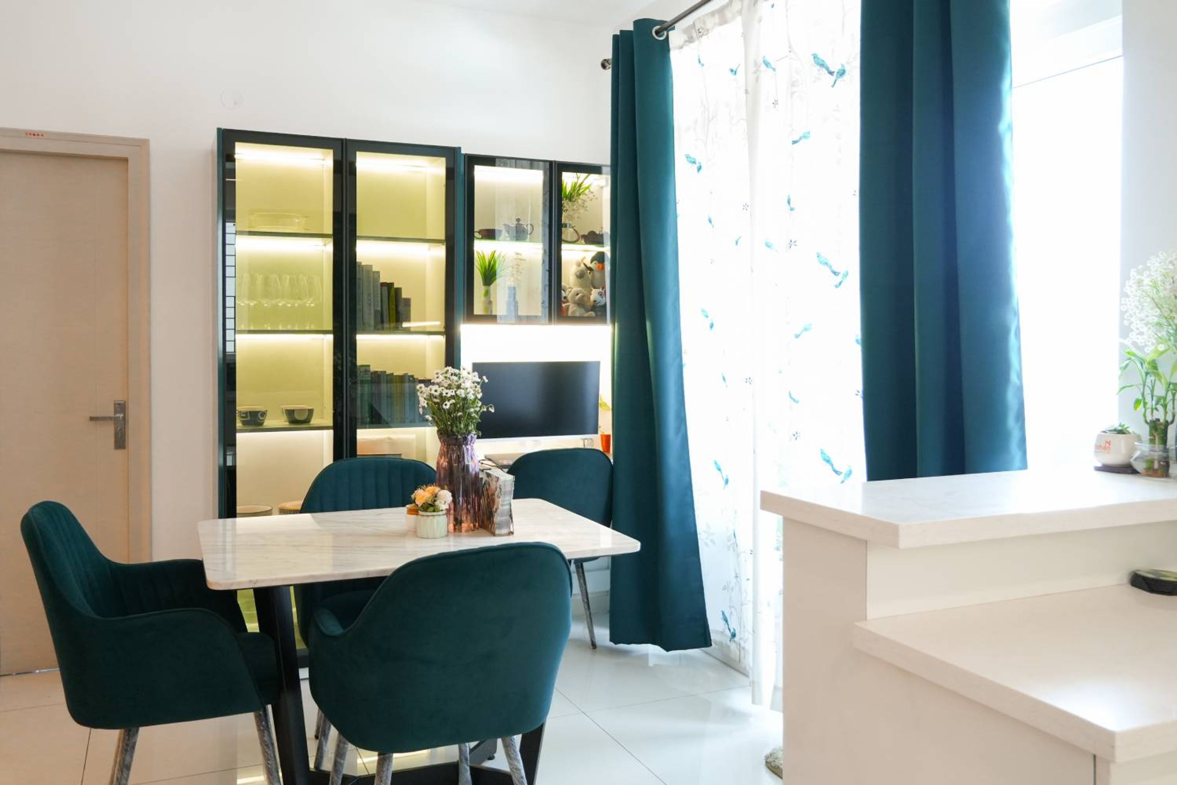 Modern Crockery Unit Design With Profile Shutters and Glass Storage