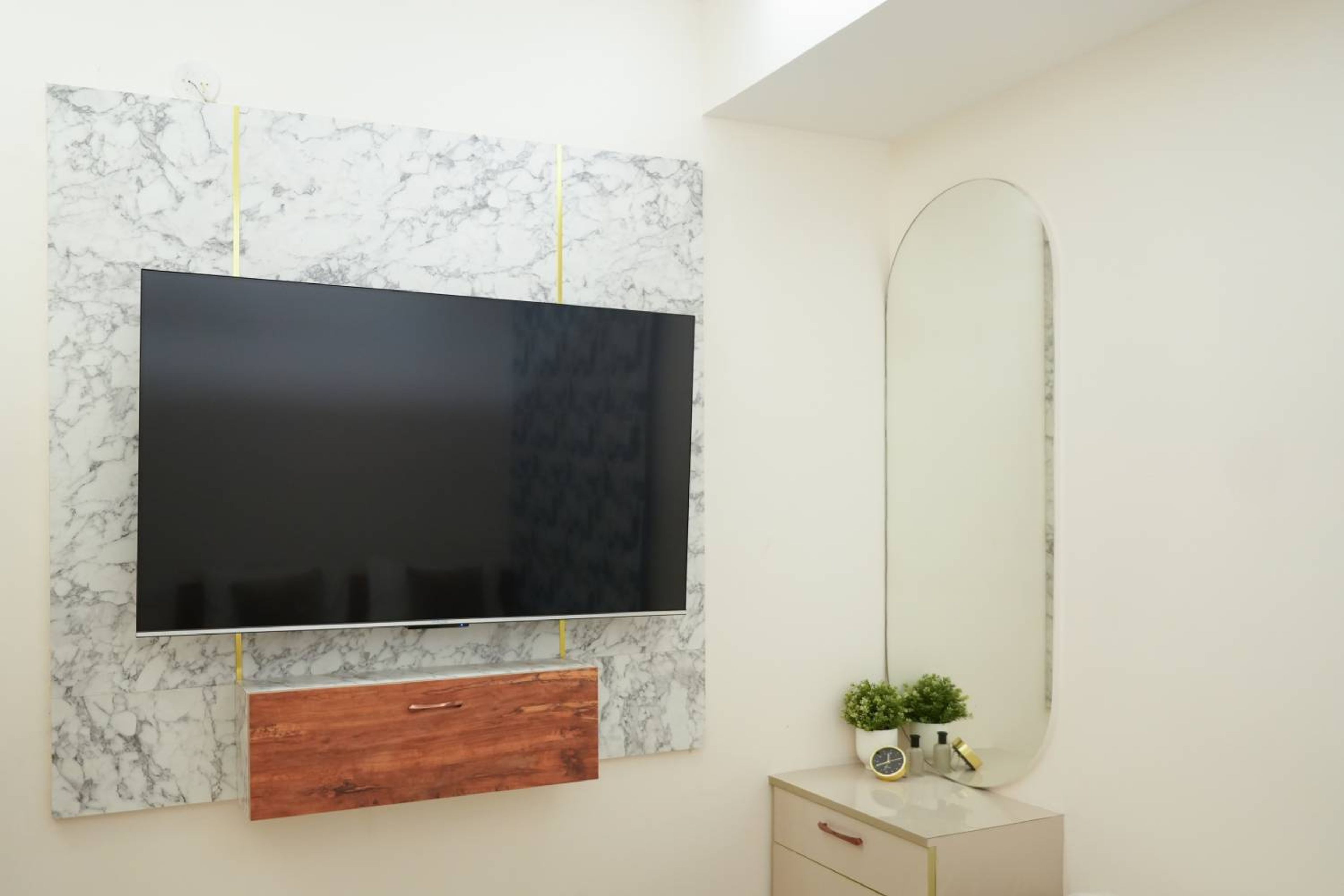 TV Unit Design with Marble Patterned Black and White Backsplash and Wall Mounted Mirror