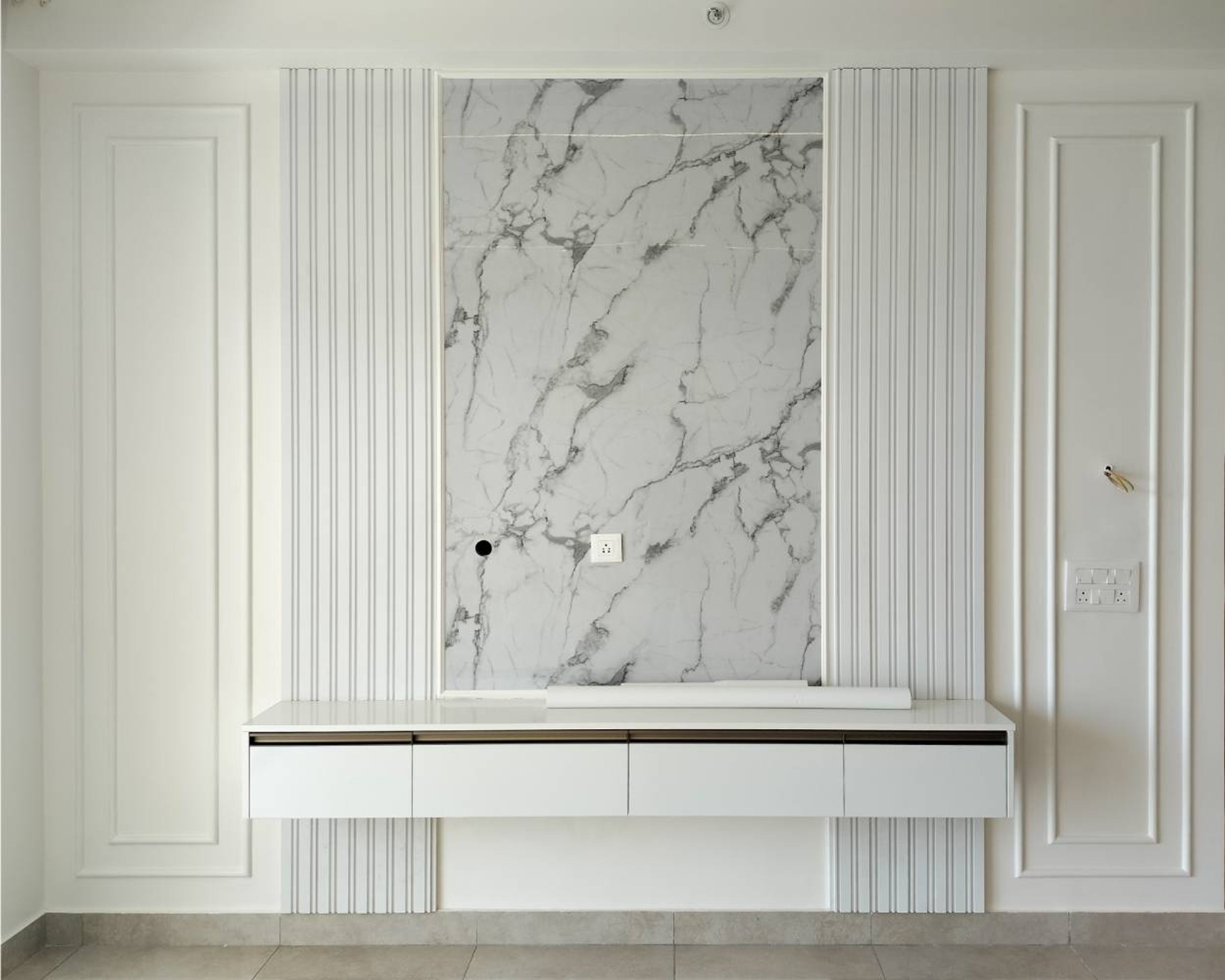 TV Unit Design with Marble Patterned and White Side Panelled Backsplash