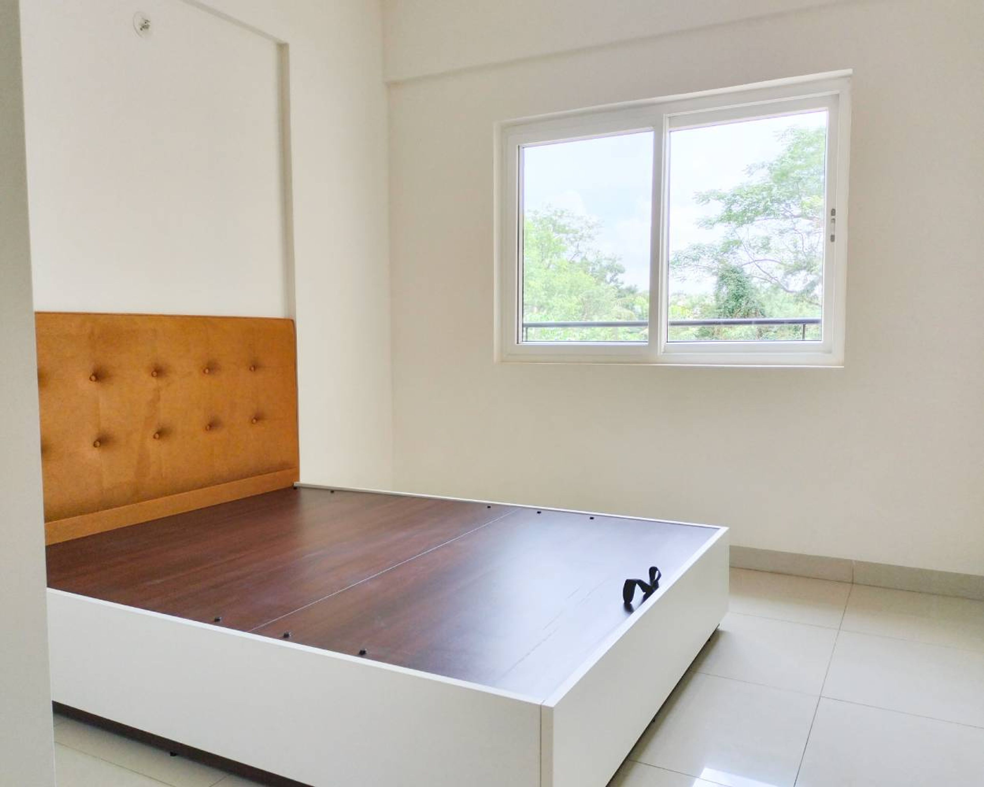Bedroom Design with Orange Tufted Headboard Bed