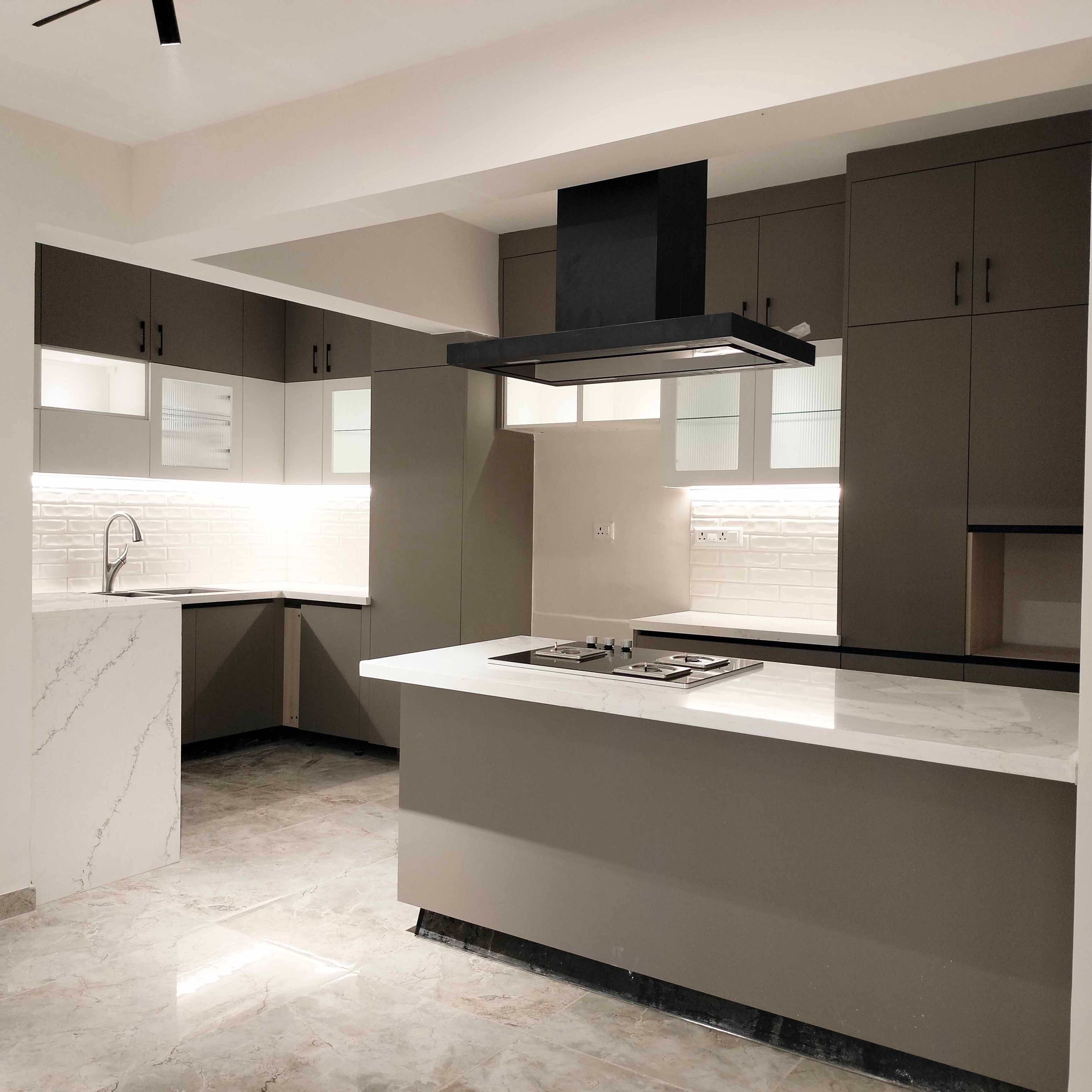 Island Kitchen Design with Quartz Countertop, Chimney and Brich Patterned White Wallpaper