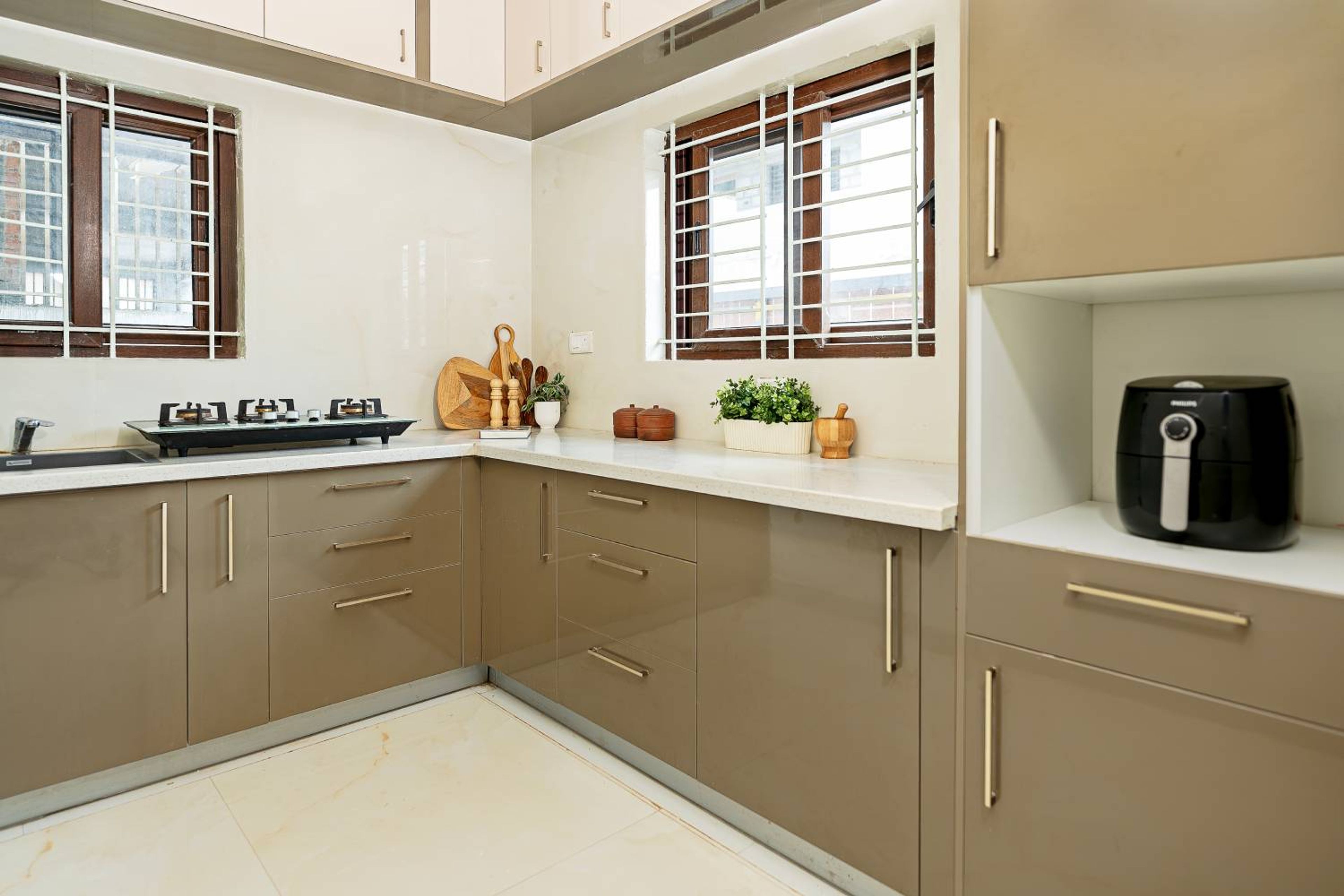 Contemporary L-Shaped Kitchen Design with Quartz Countertops