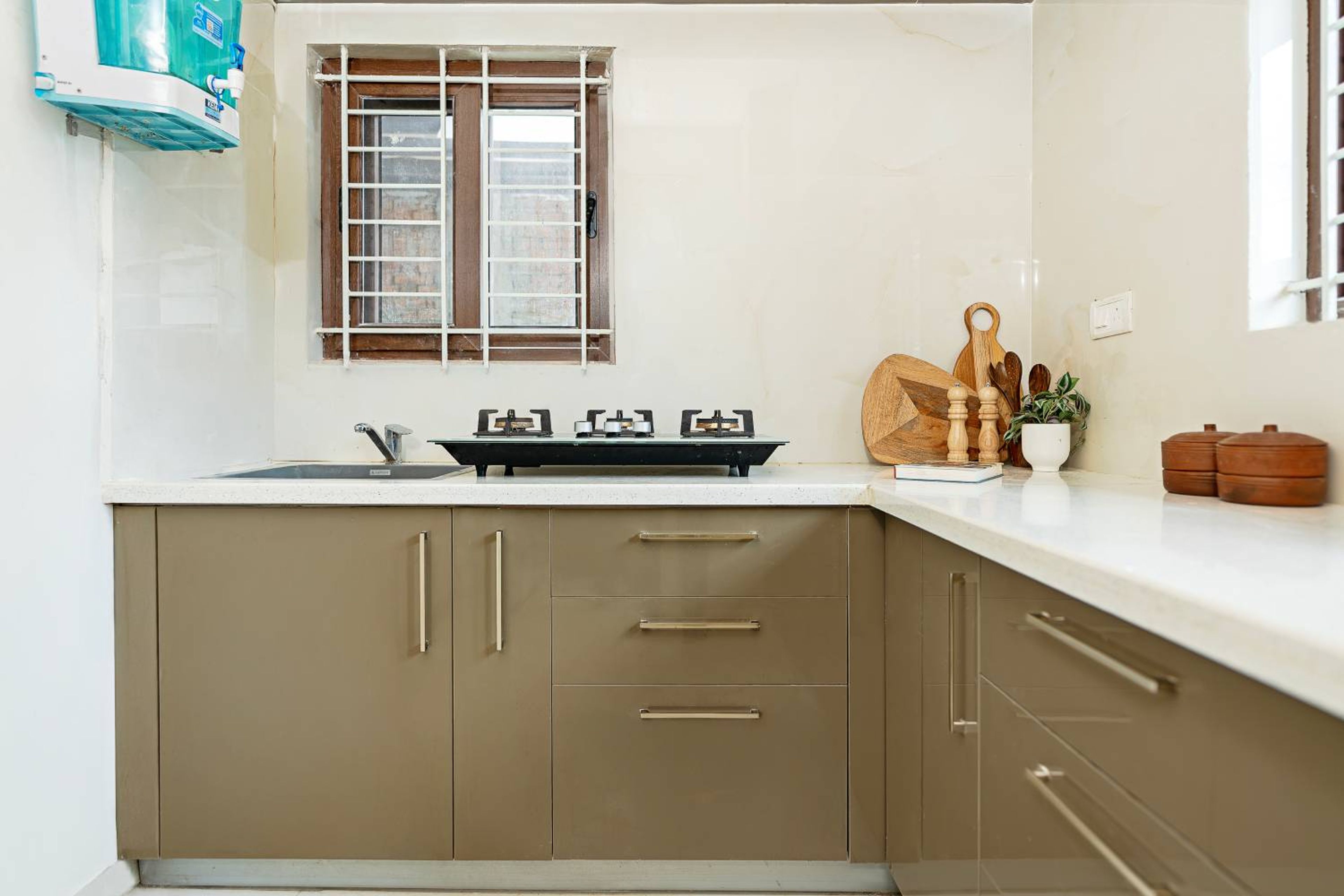 L-Shaped Kitchen Design with Quartz Countertops