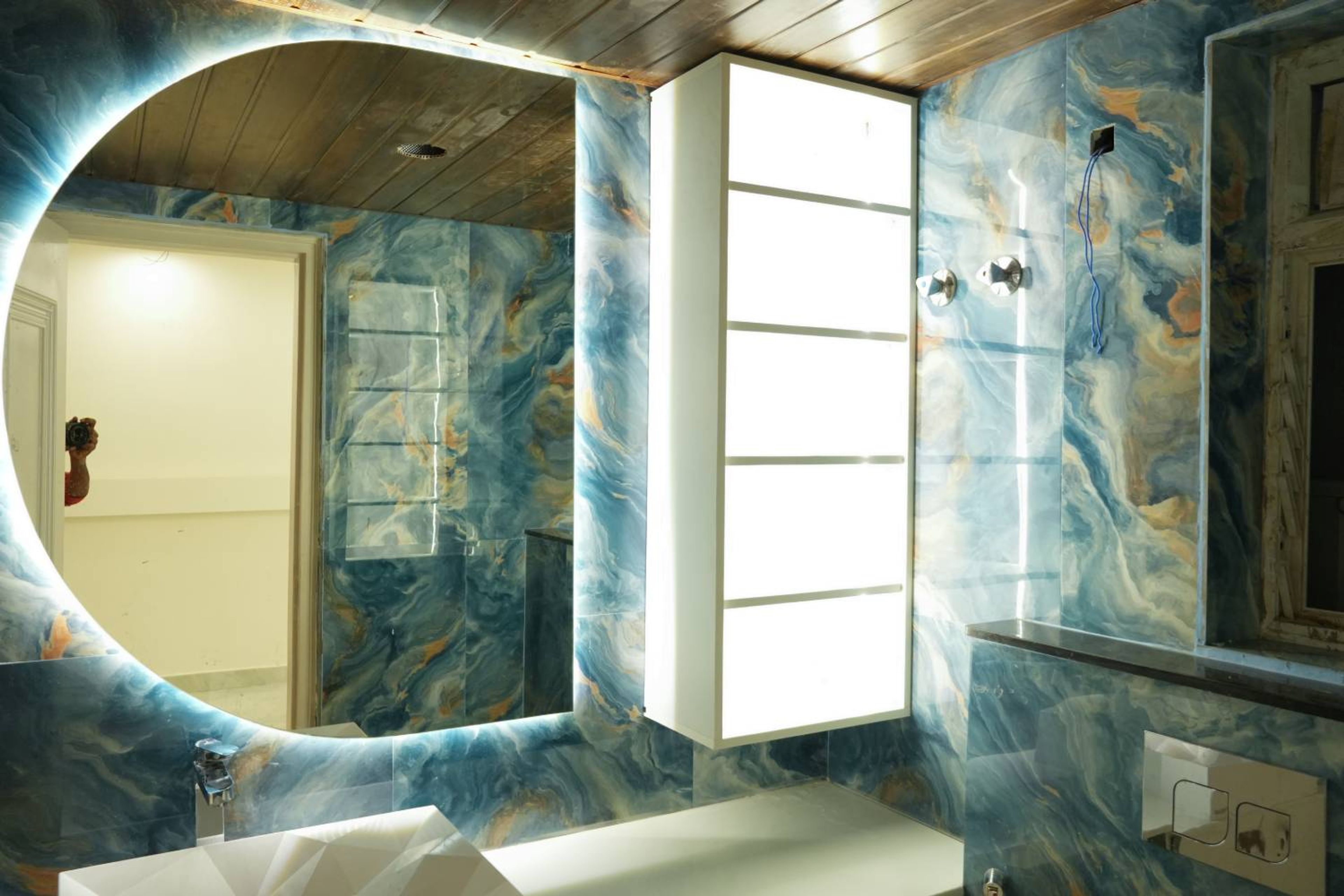 Blue Modern Bathroom Design with Marbled Walls and Mirror