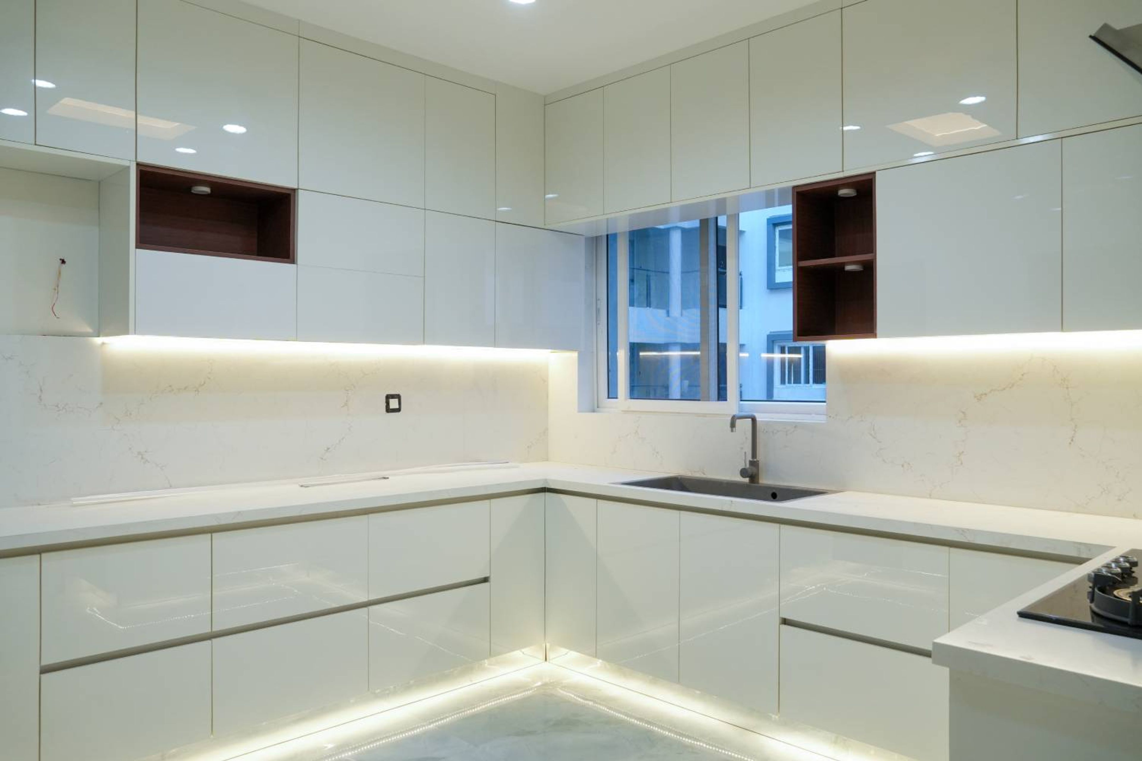 Modern U Shaped Kitchen Design with White Glossy Cabinets and Quartz Countertop