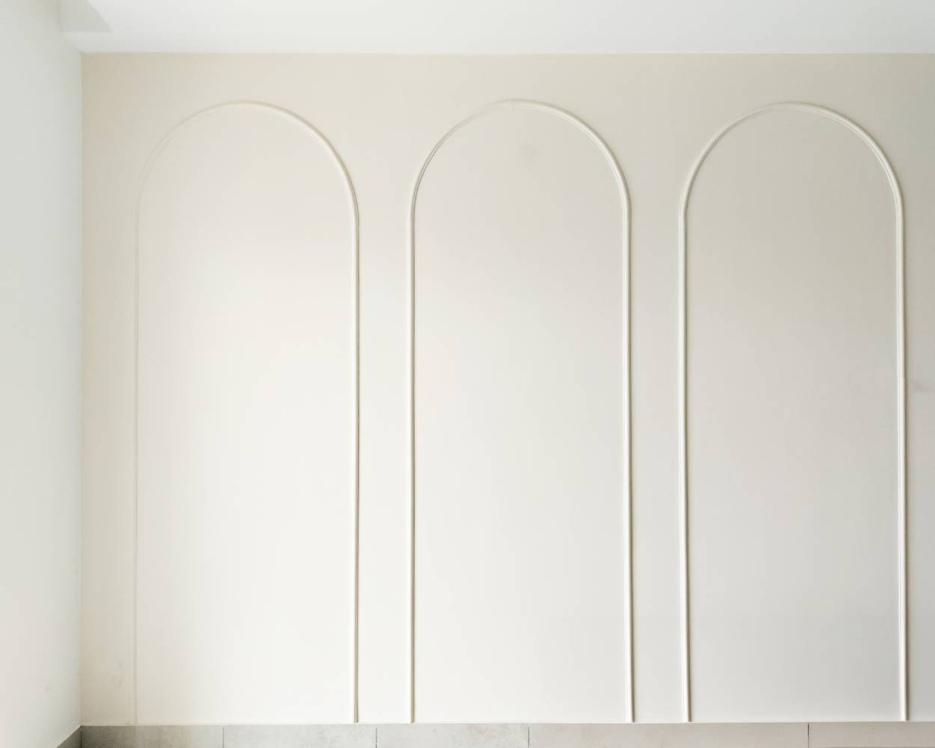 Off-White Wall Design with Arched Trims