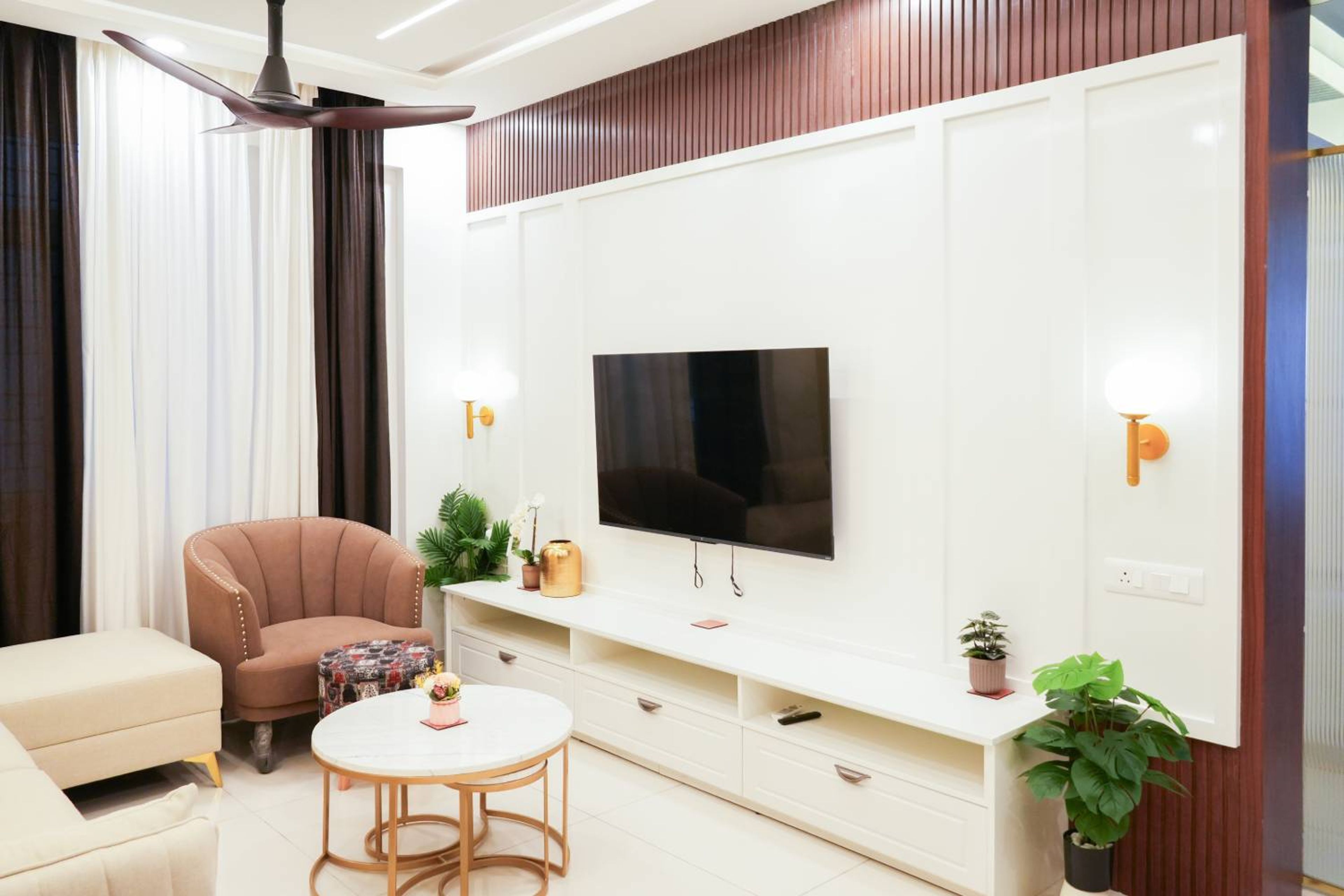 Living Room Design with TV Unit with White Backsplash and Fluted Brown Panels