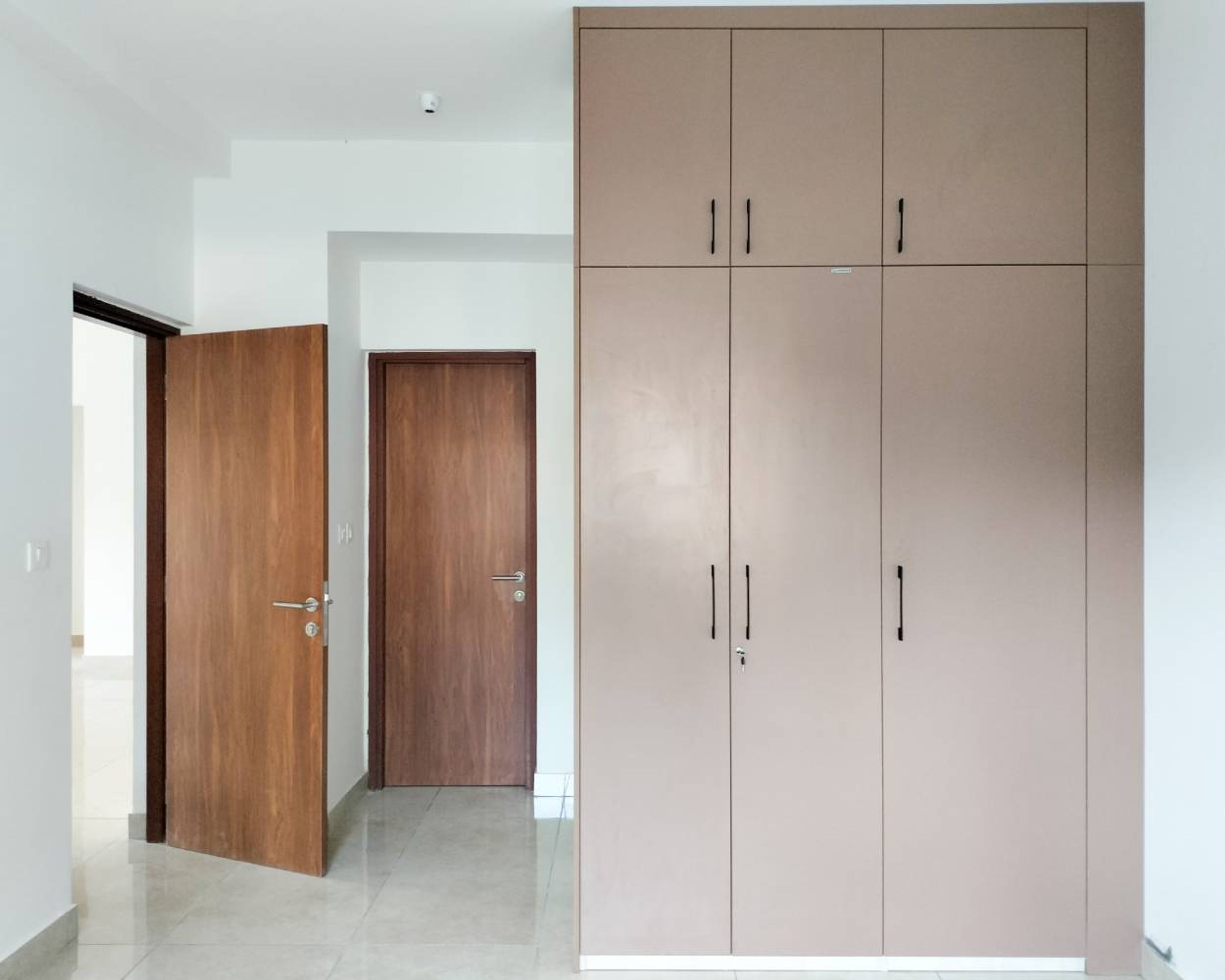 Contemporary 3-Door Swing Wardrobe Design with Desk and Shelves