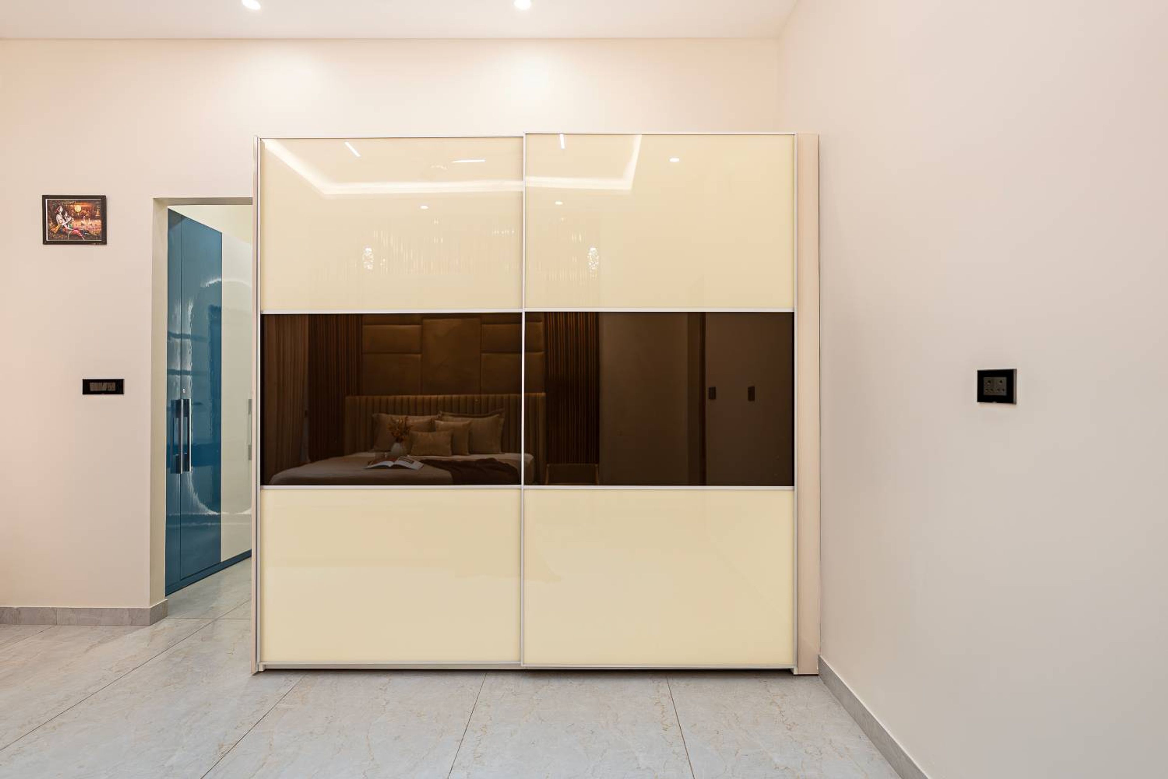 2-Door Cream and Bronze Glass Modern Sliding Door Wardrobe Design