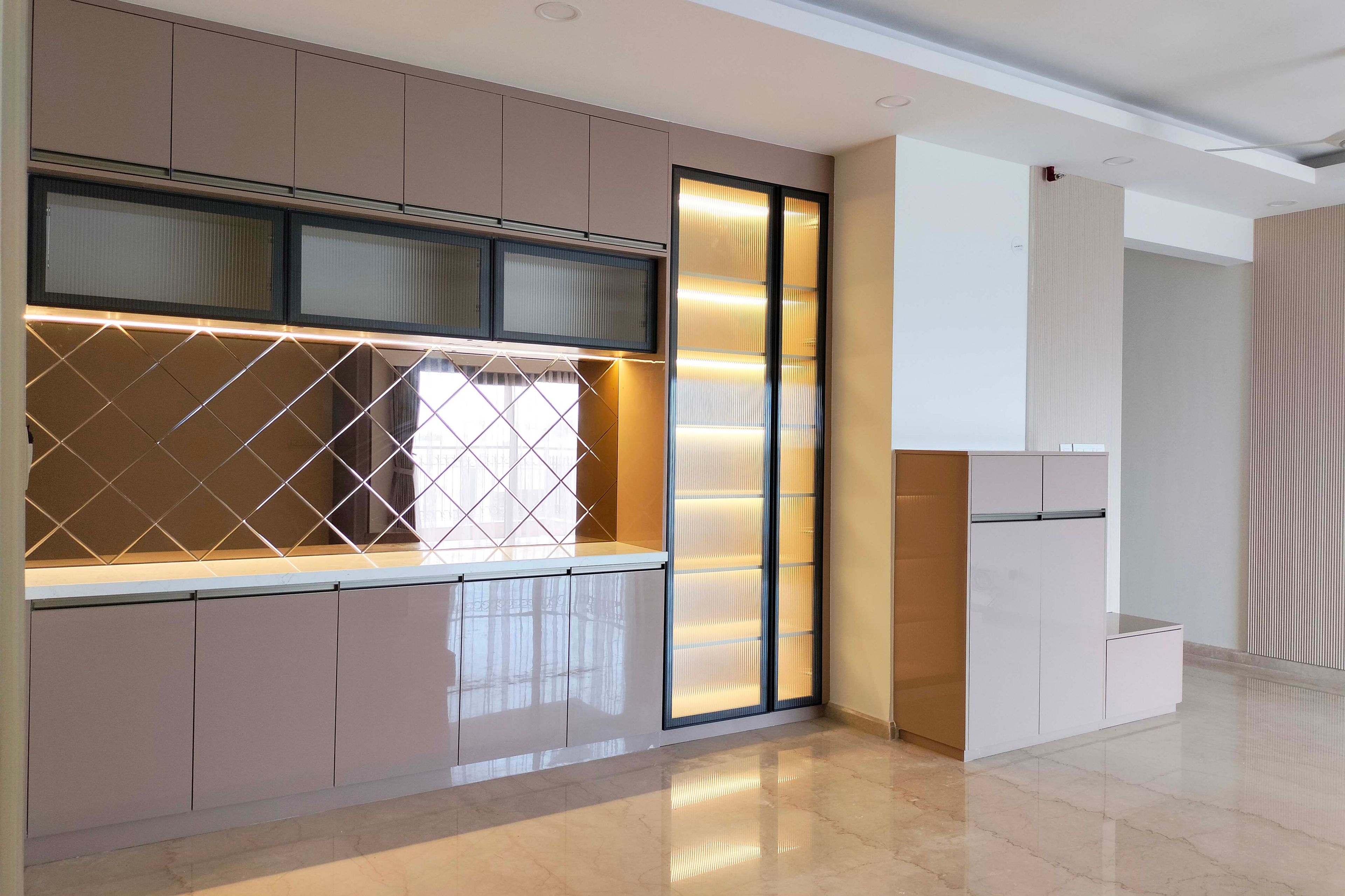 Cappuccino Crockery Unit Design with Glossy Finish