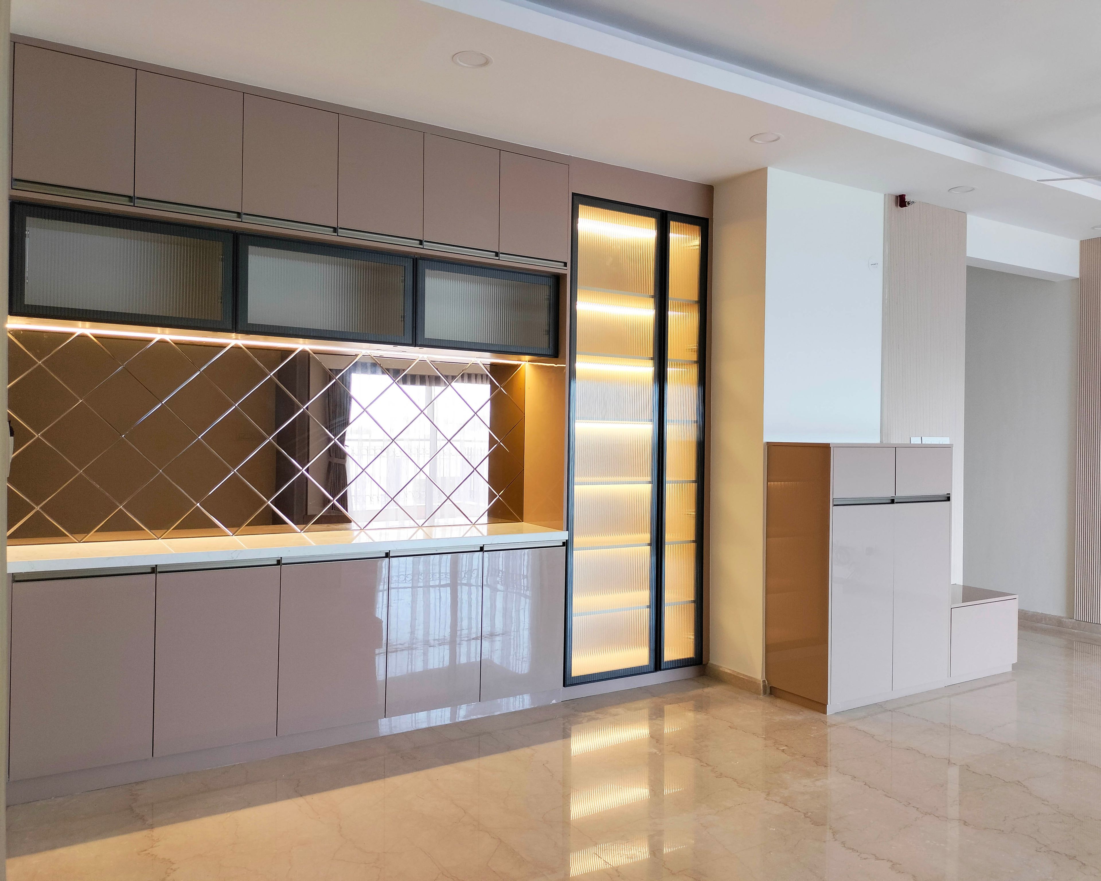 Crockery Unit Design with Peach Units and Geometric Mirror Wall