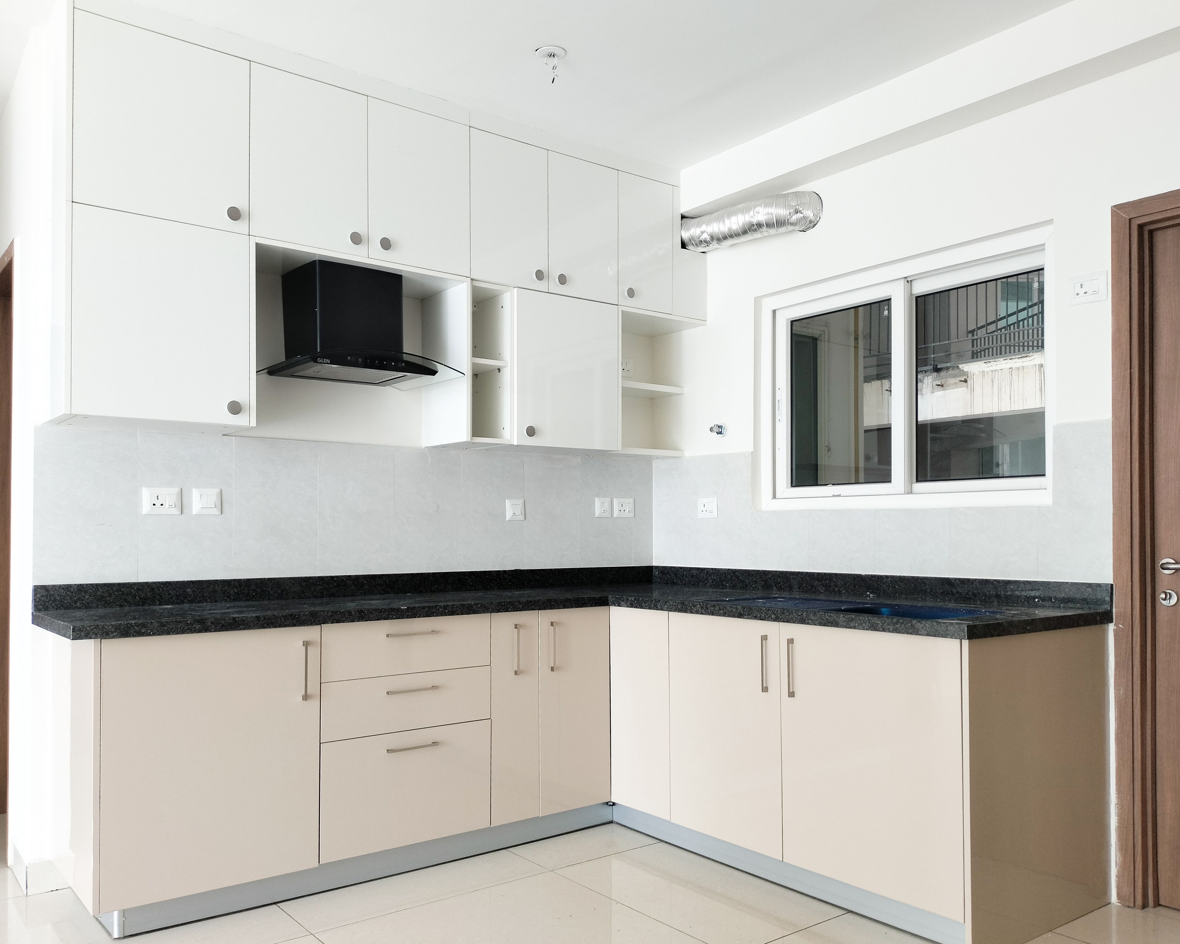 L-Shaped Kitchen Design with Granite Countertop, Cream Base Units and White Wall Units