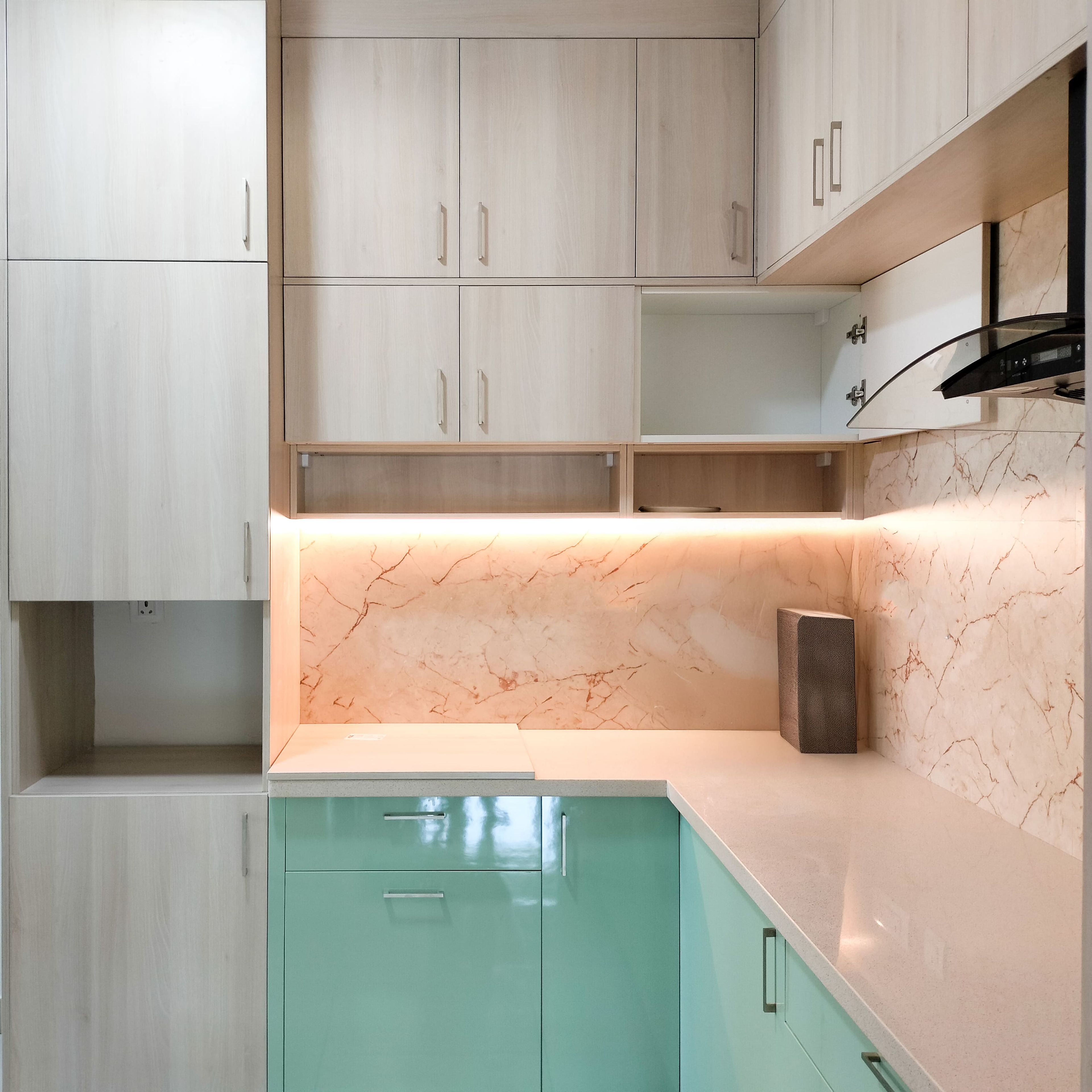 L-Shaped Kitchen Design with Beige Marble Patterned Backsplash and Under Cabinet Lighting