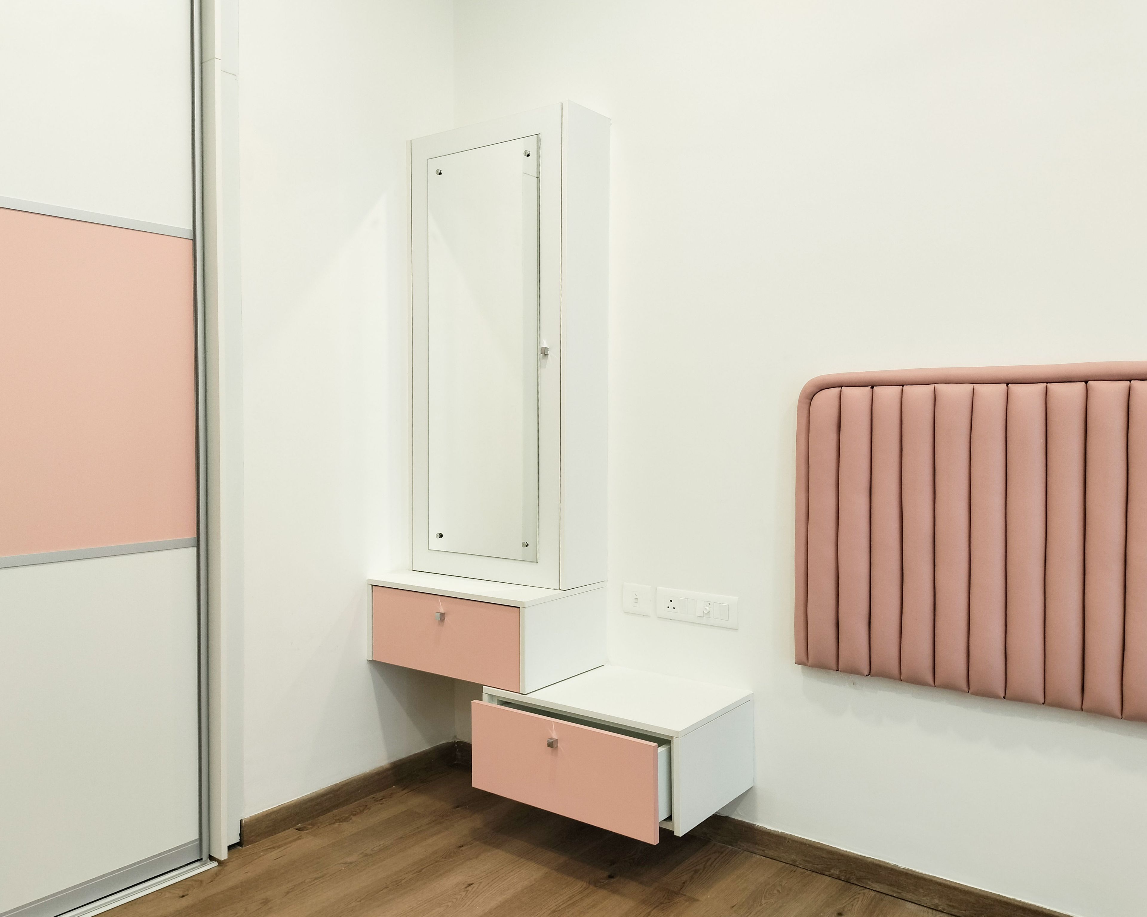 White Mirror Storage Dressing Unit and Peach Drawers