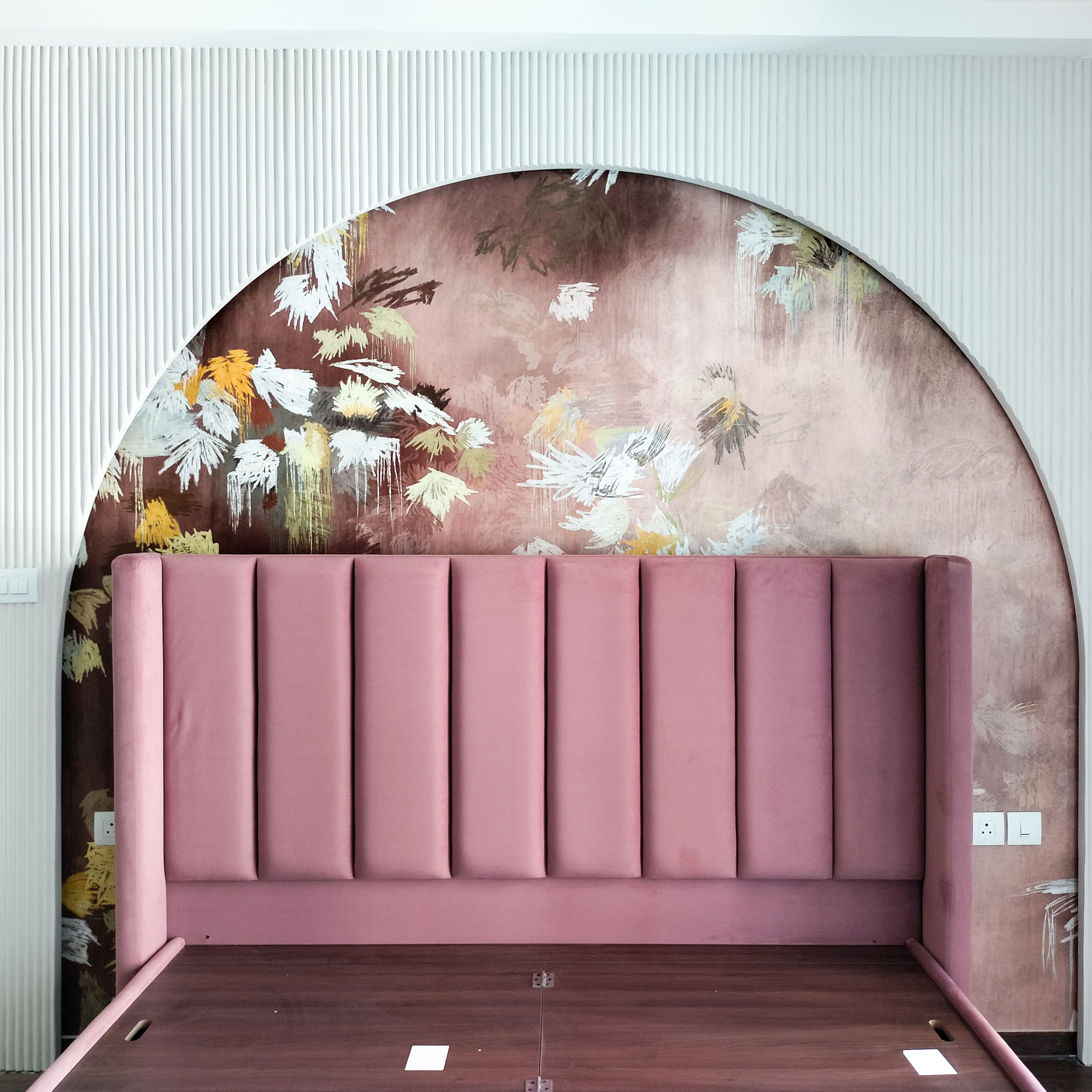 Bedroom design with floral pattern headboard arched wall