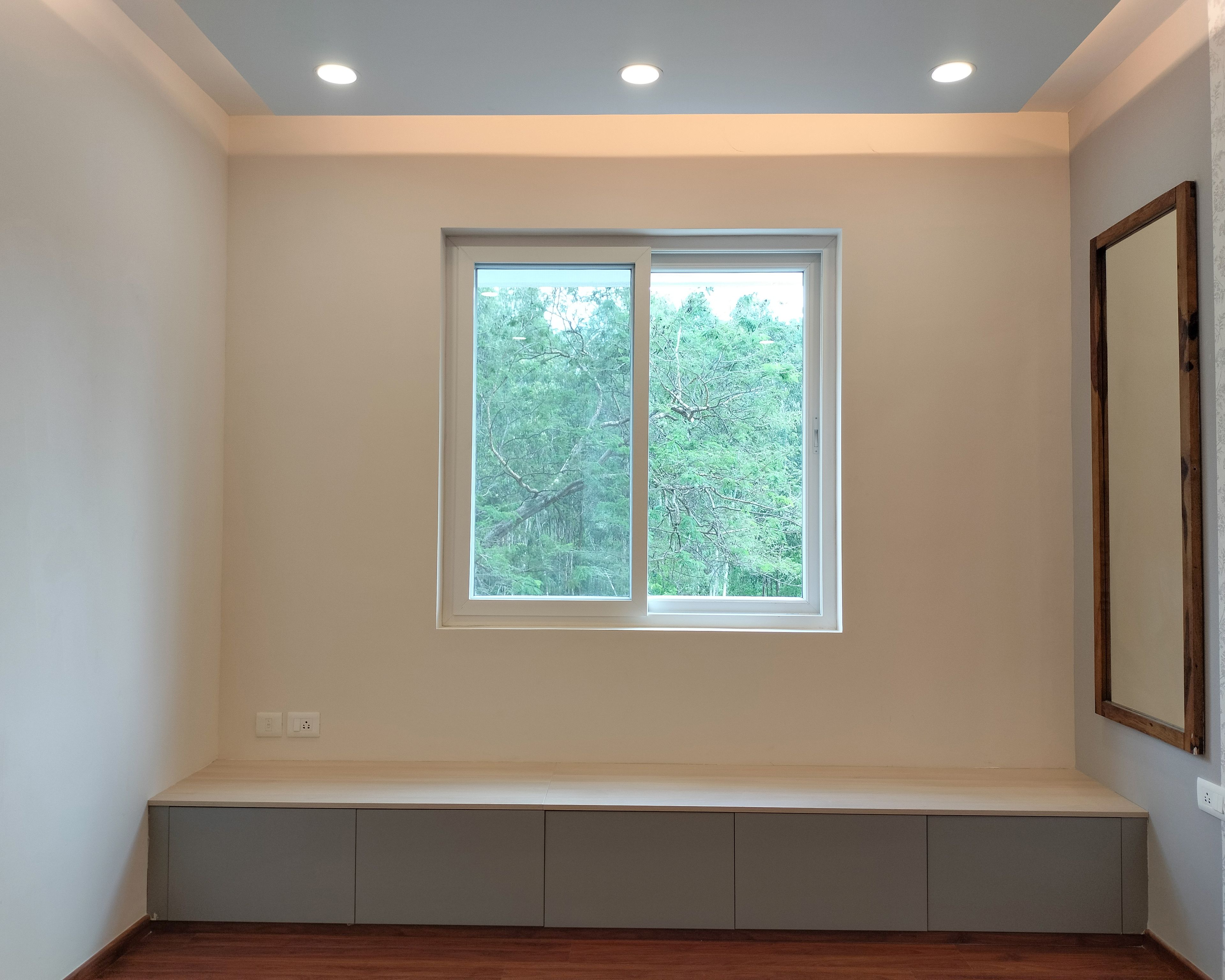 Bedroom Design with Storage Seating Space