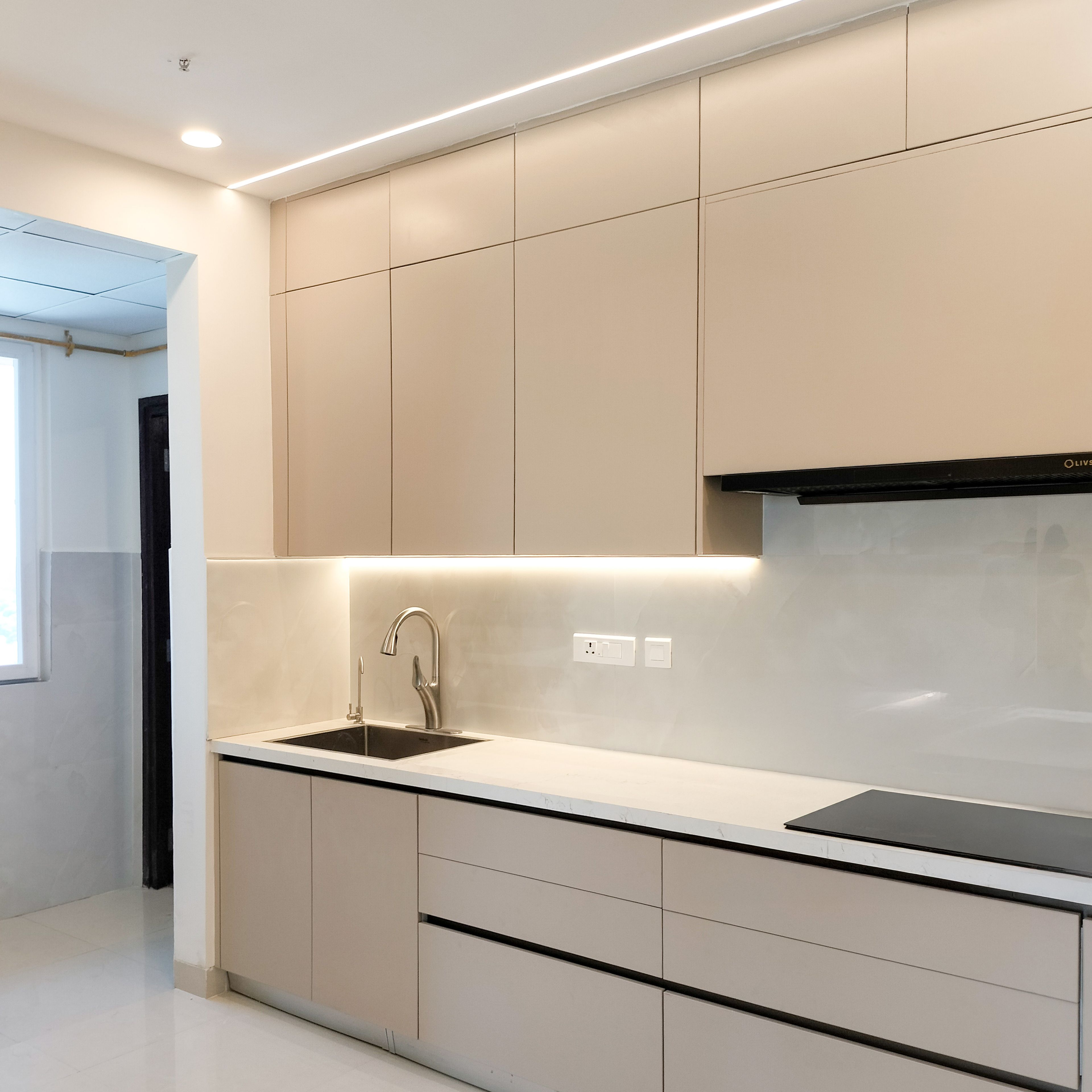 L-Shaped Kitchen Design with Cream Units and White Marble Backsplash Tile