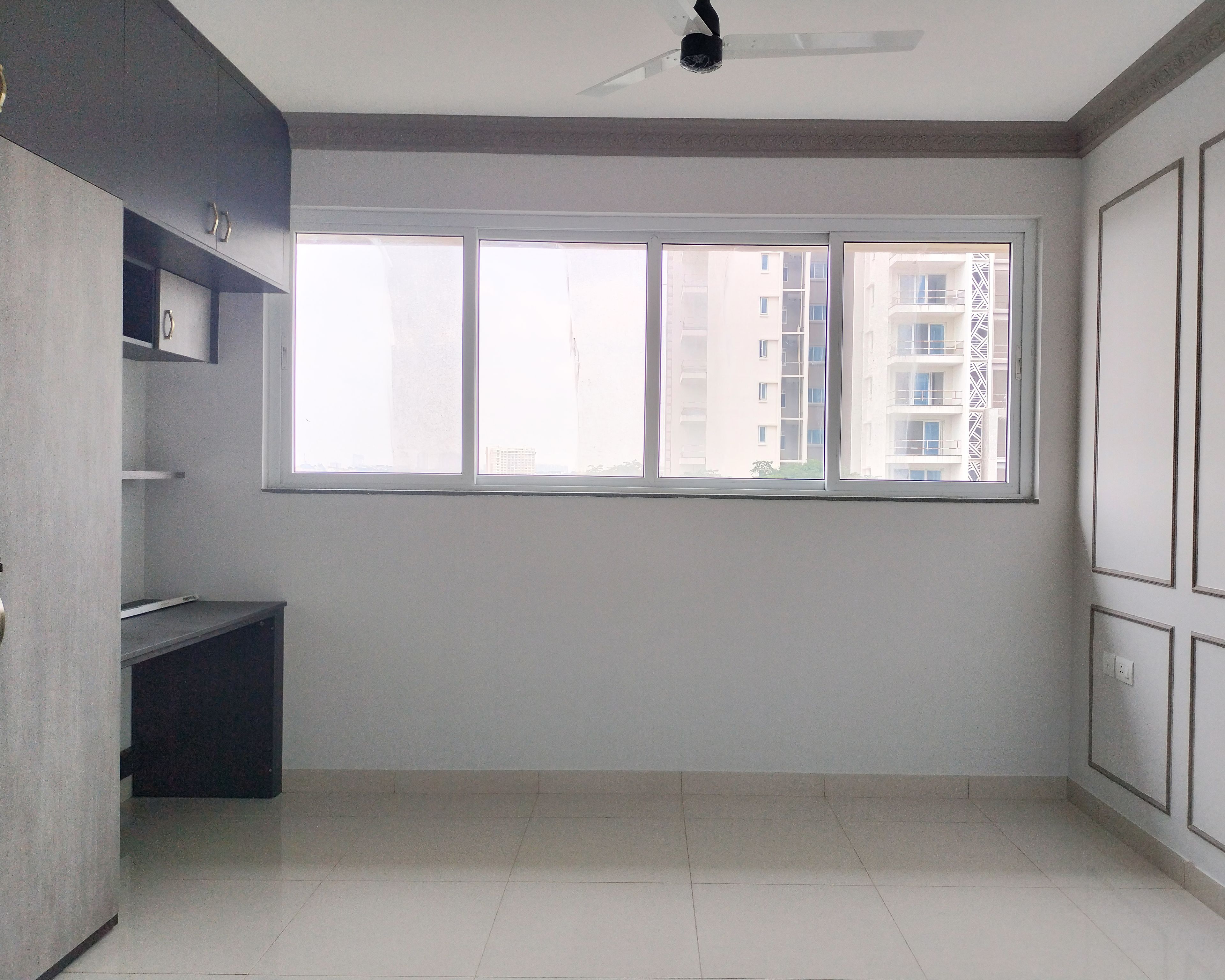 Bedroom Design with Large 4 Compartment Window