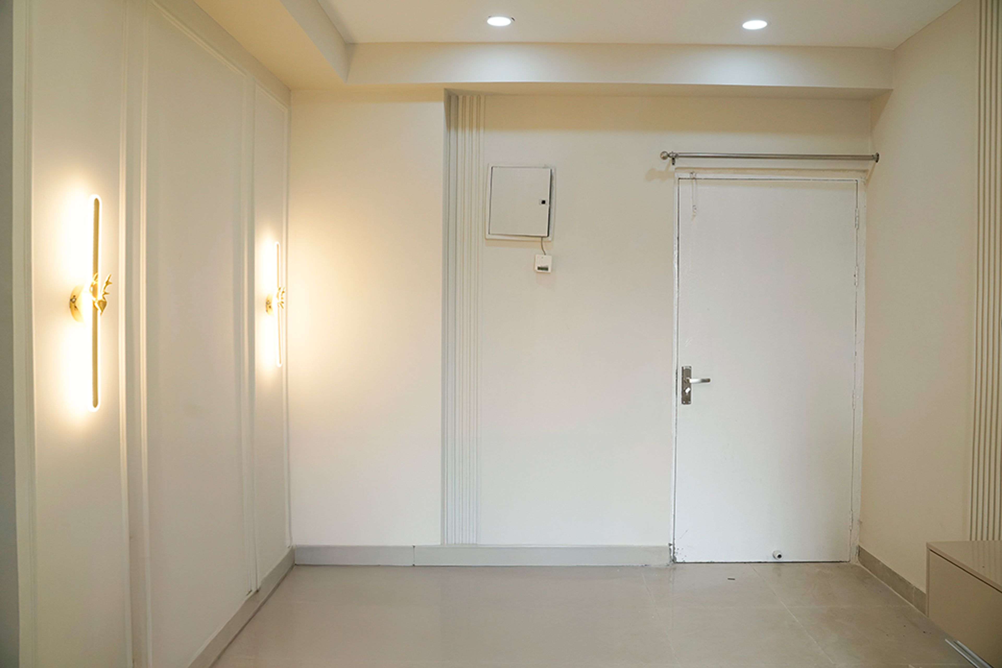 Bedroom Design with Cream Wall with Trims and Wall Lights