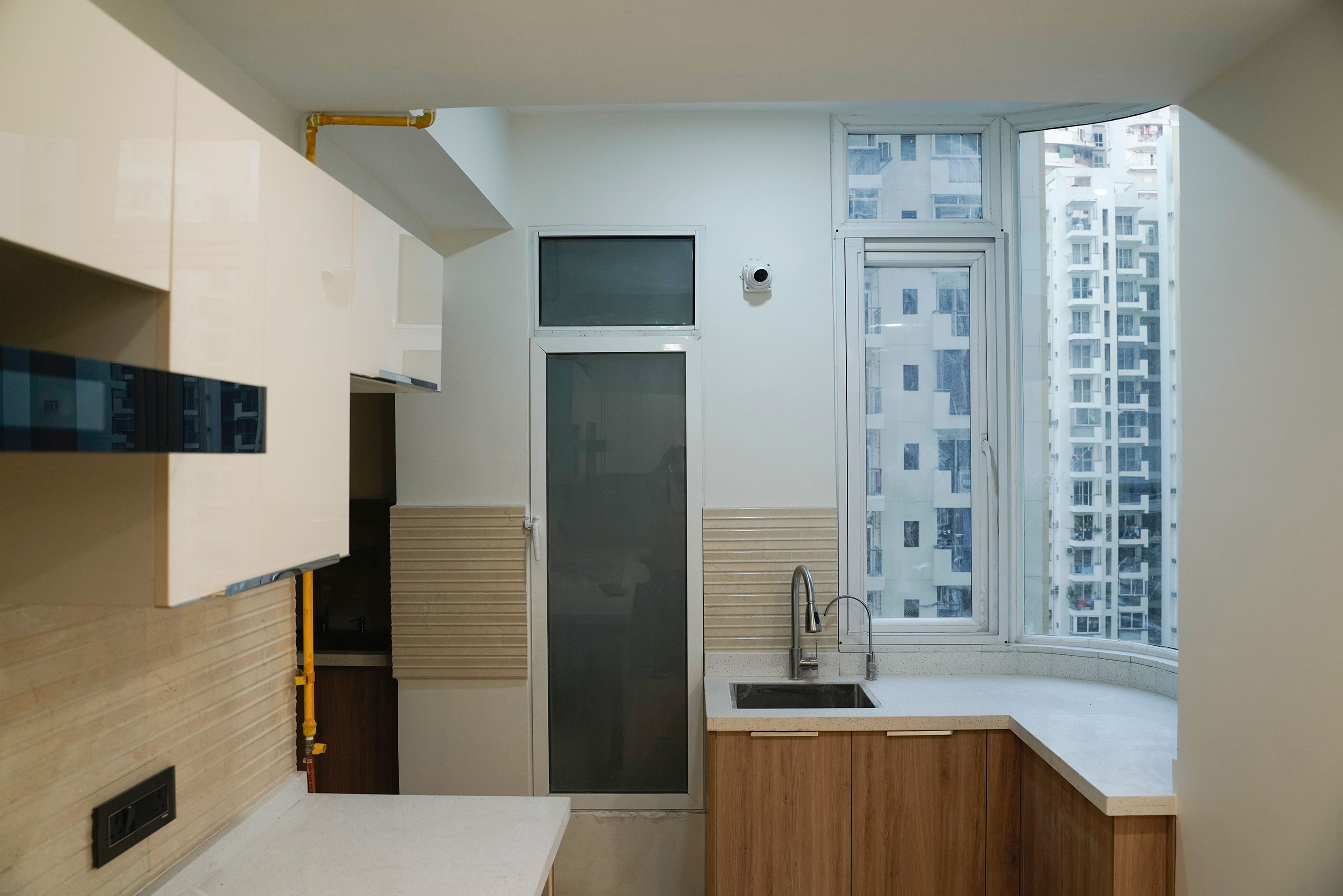 L-shaped kitchen design with quartz countertop