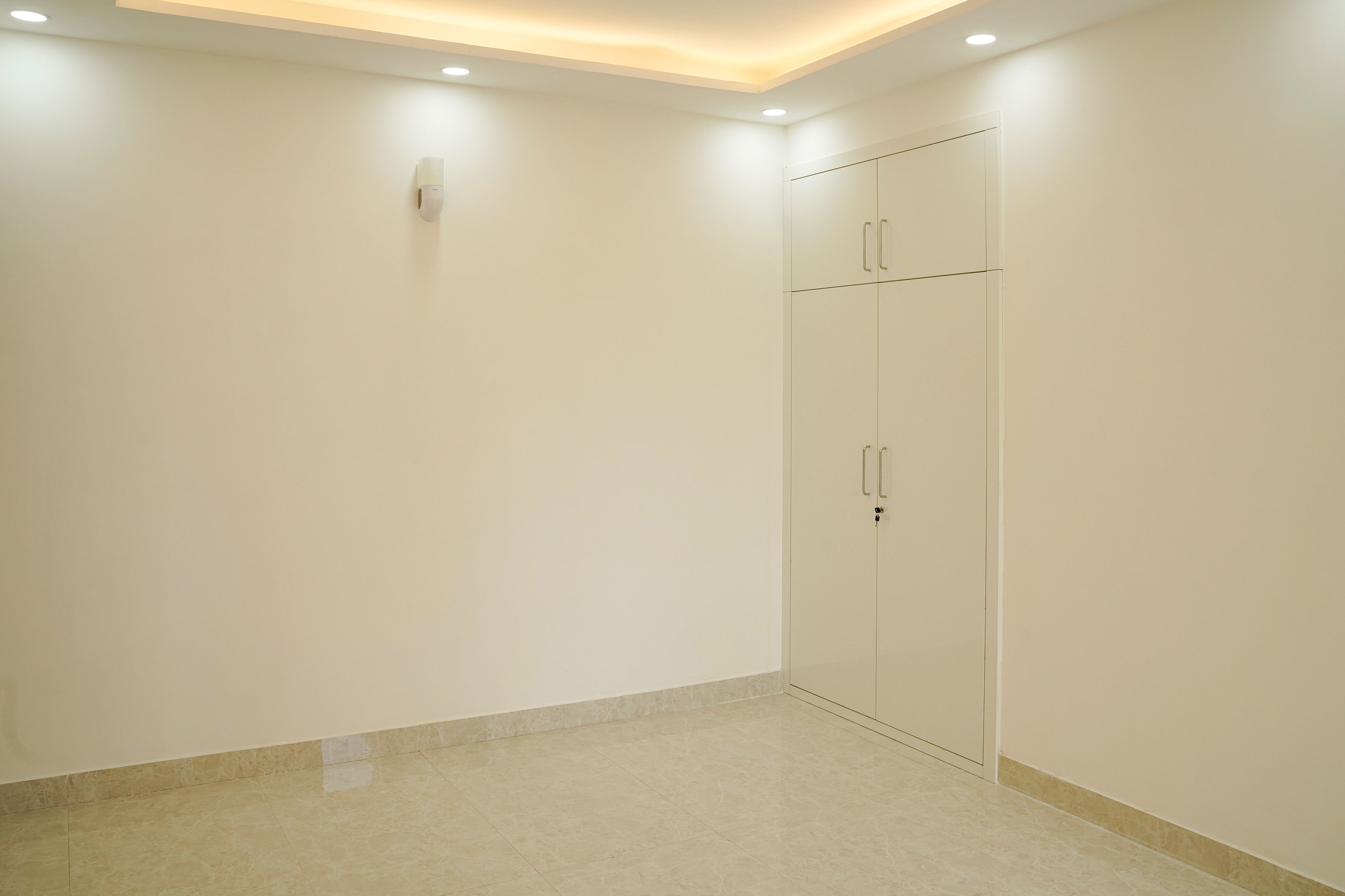 Bedroom Design with Cream Wall and 2-Door Swing Wardrobe