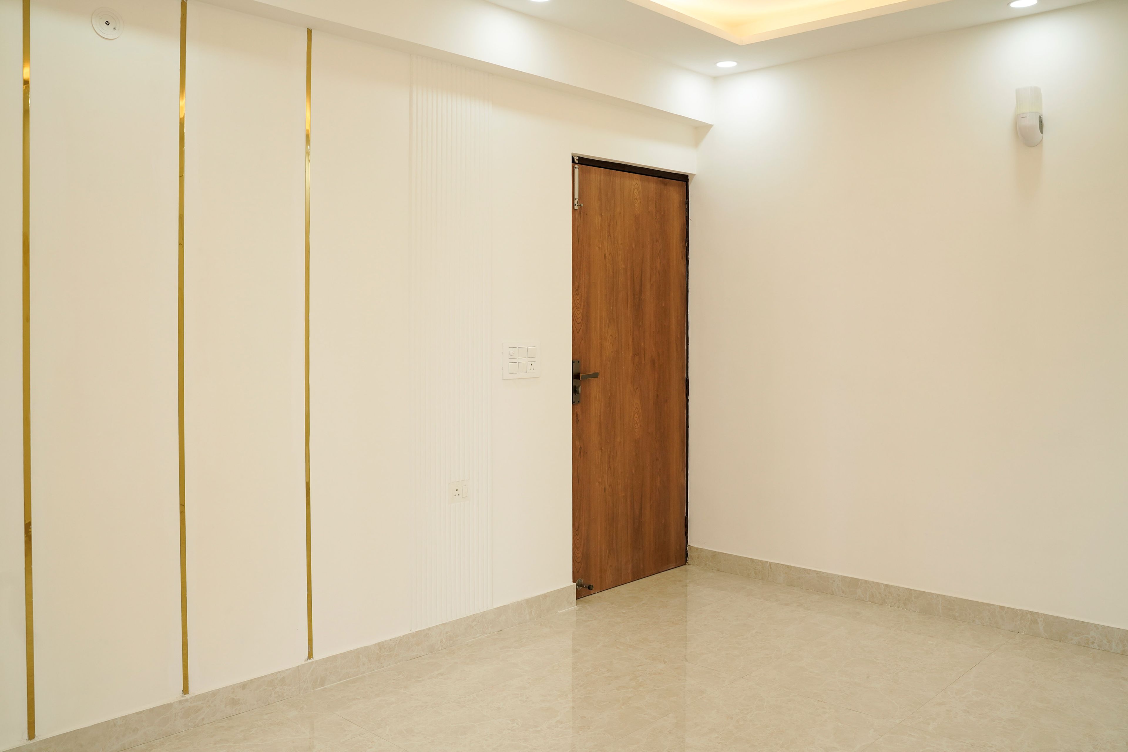 Bedroom Design with Cream Wall with Gold Inlays