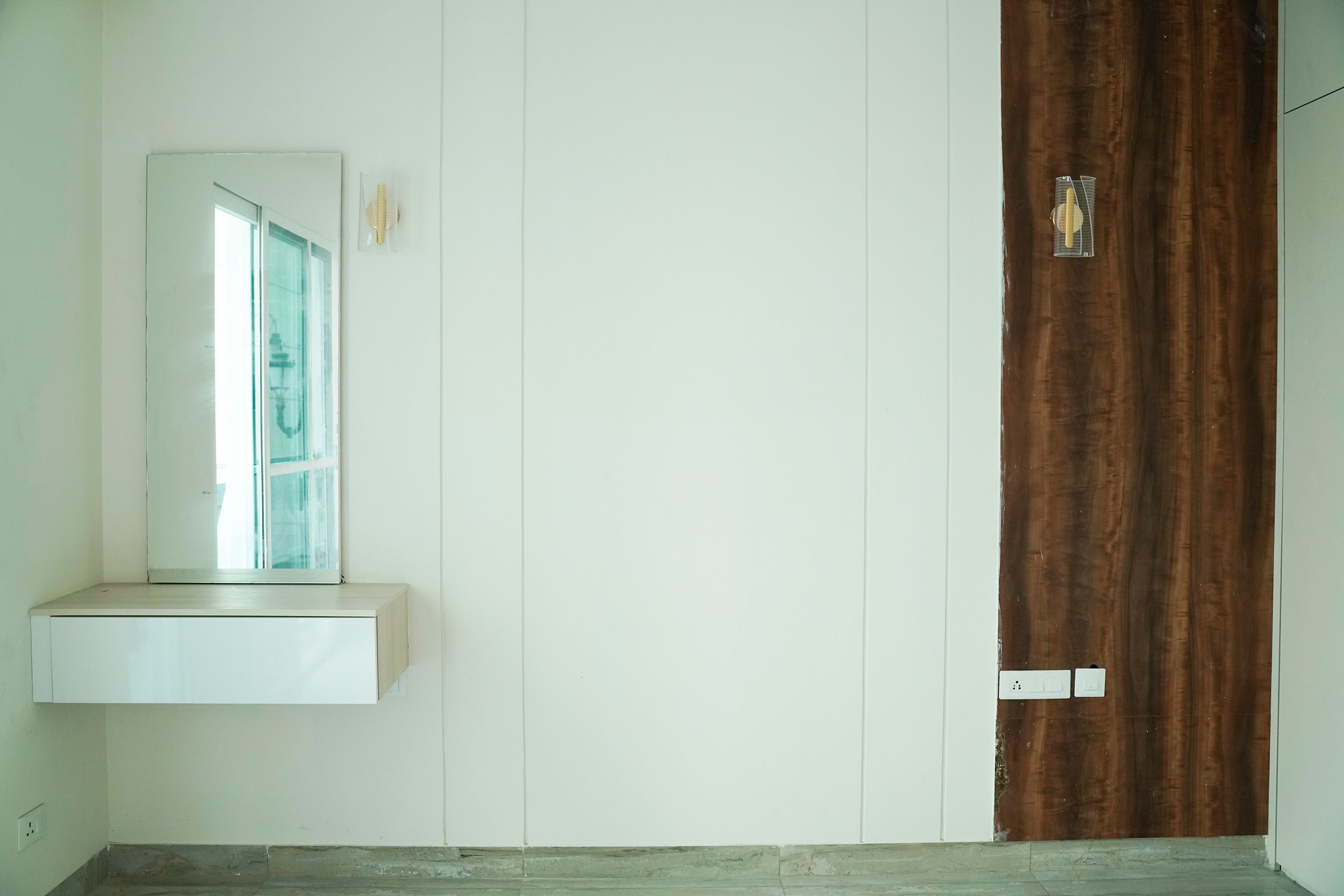 White Dressing Unit with Rectangular Mirror
