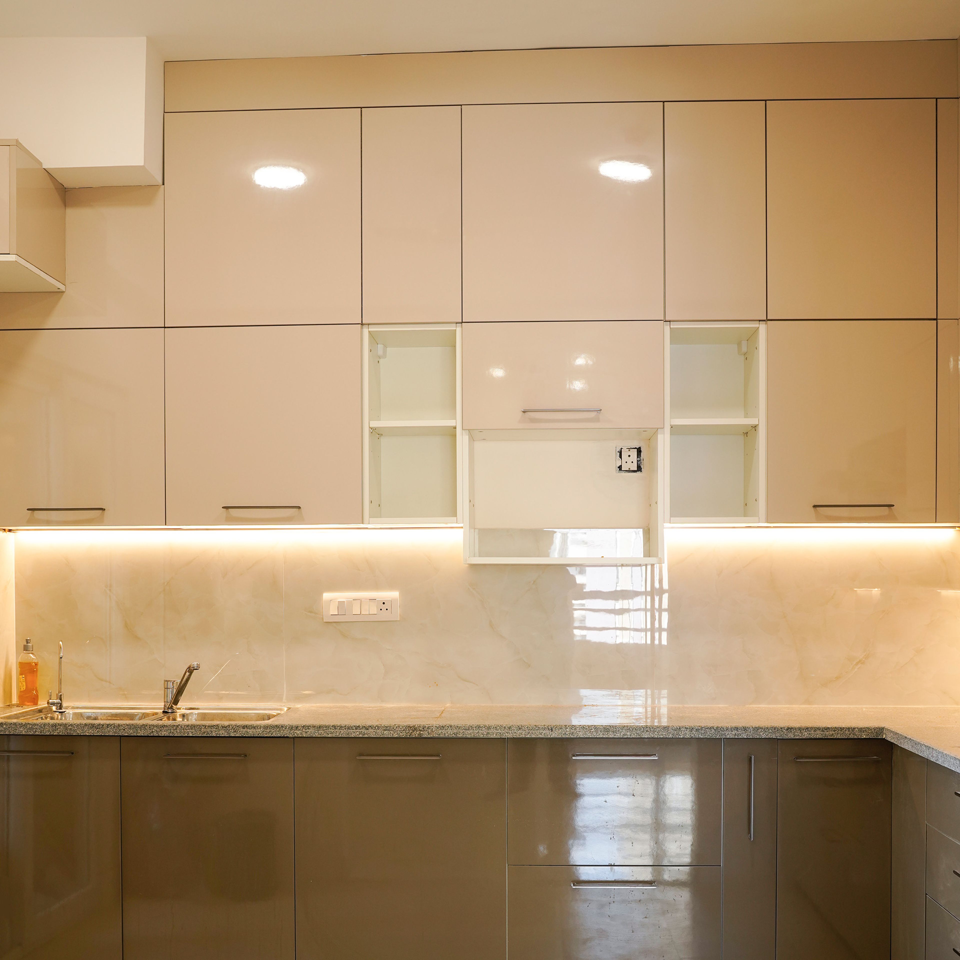 L-Shaped KItchen Design with Quartz Countertop and Under Cabinet Lighting